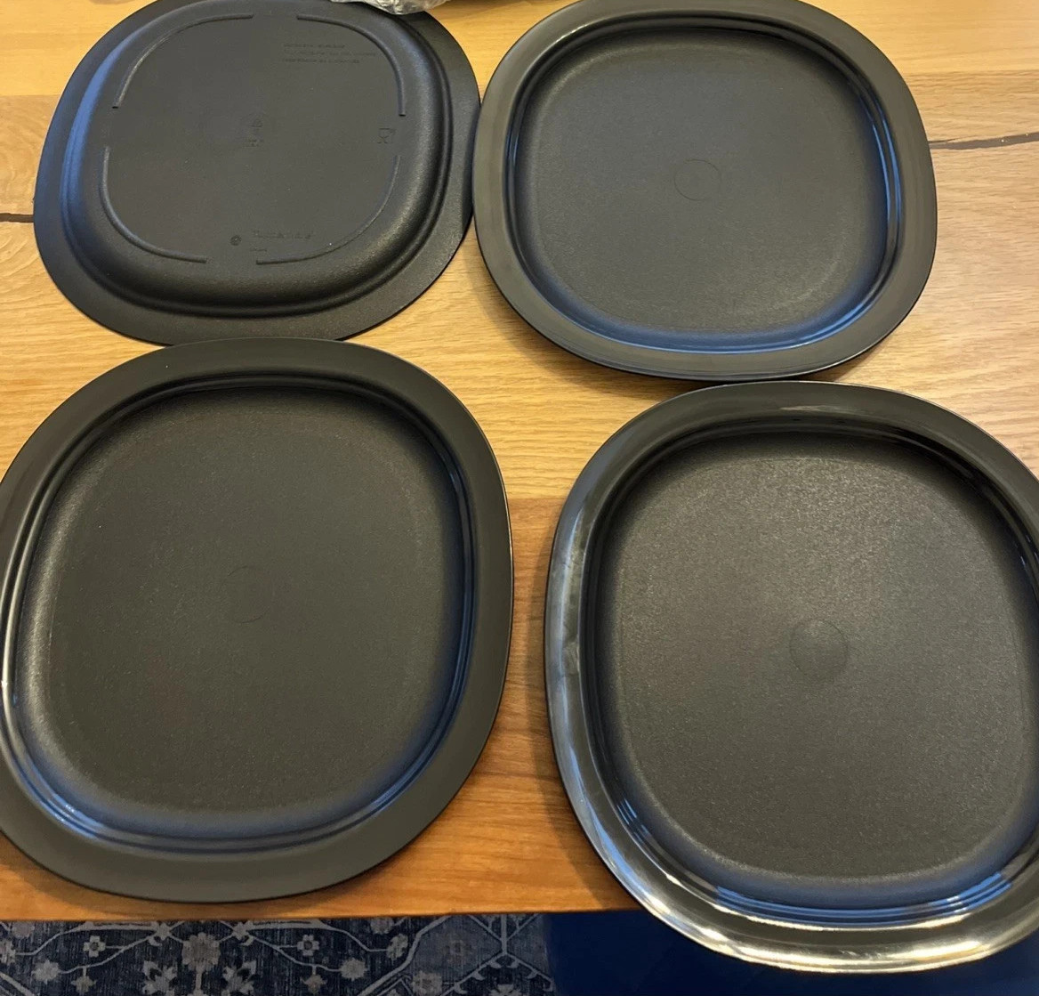 Tupperware Microwave Reheatable LUNCH Plates 9.5″ Set Of 4 BLACK NEW IN PKG rare
