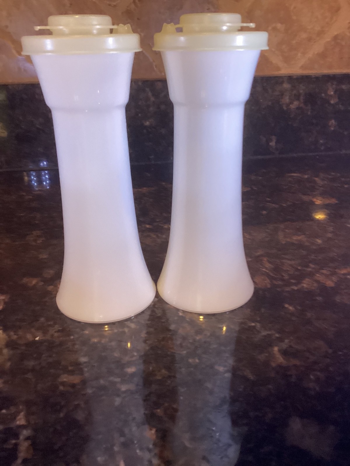 Vintage Tupperware 6″ Large Hourglass Salt & Pepper Shakers~Excellent Condition