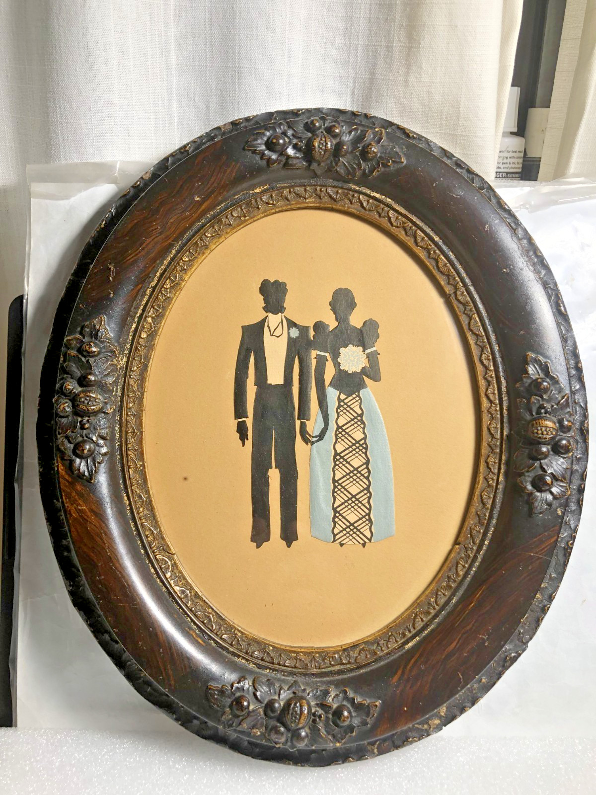 ANTIQUE OVAL WOODEN PICTURE FRAME WITH GLASS AND HAND CUT PAPER SILHOUETTE