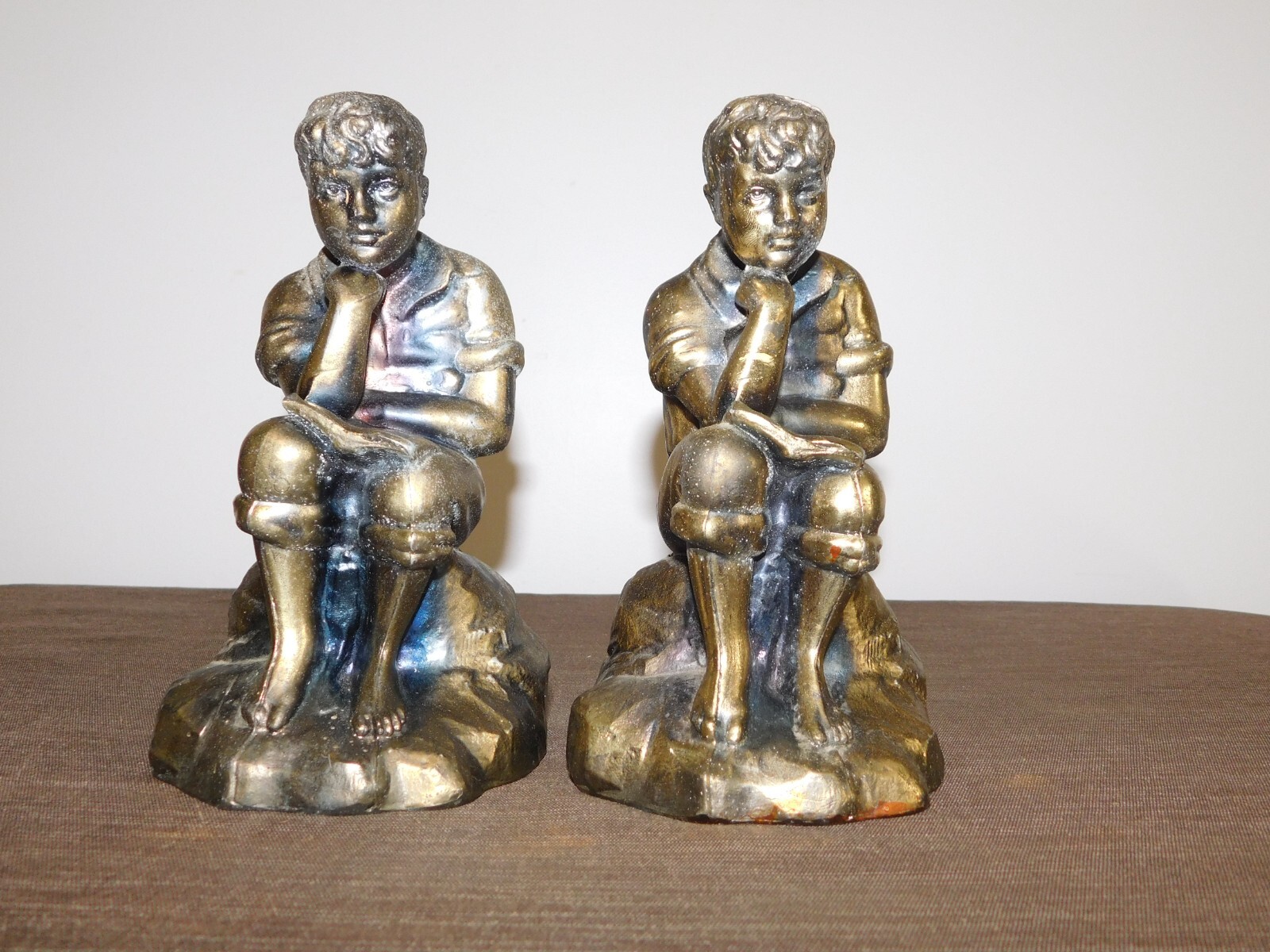 VINTAGE DESK 7 1/2″ HIGH PAIR OF BOY READING BOOK METAL BRASS FINISH BOOKENDS