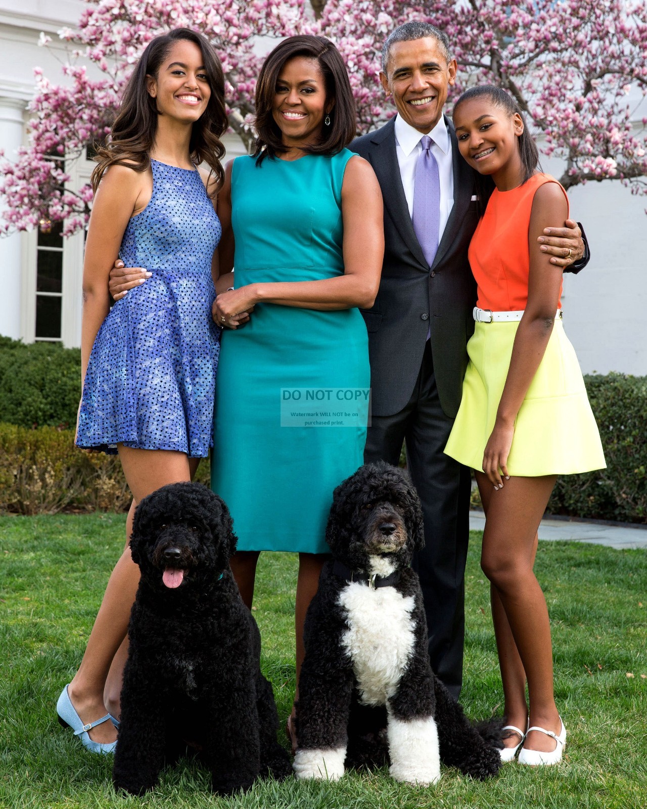 BARACK OBAMA & FAMILY WITH PET DOGS 2015 EASTER PORTRAIT – 8X10 PHOTO (EP-058)