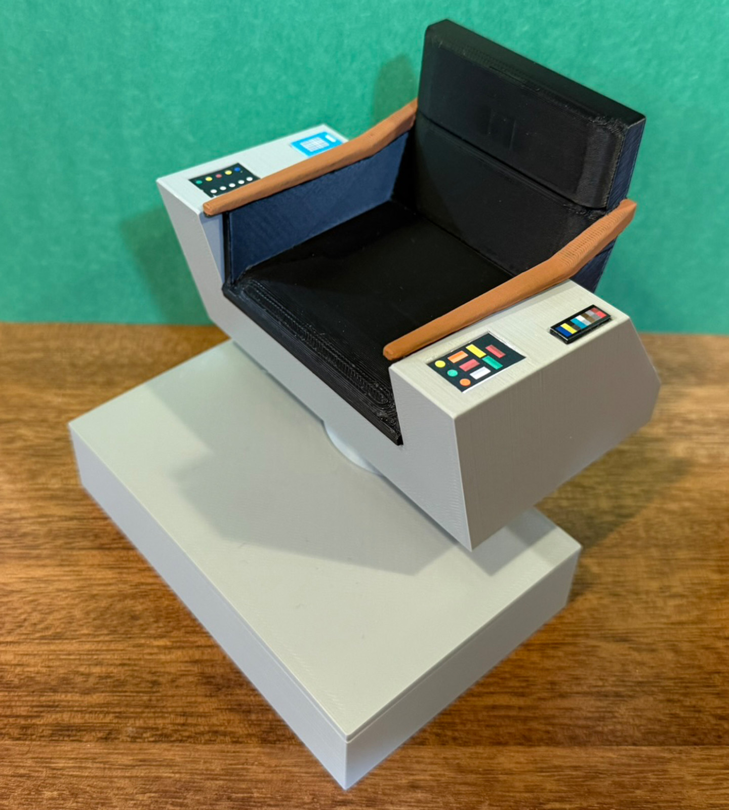 Lighted 1:10 Scale TOS Kirk Command Chair Displays with 7 Inch / Nacelle Figures