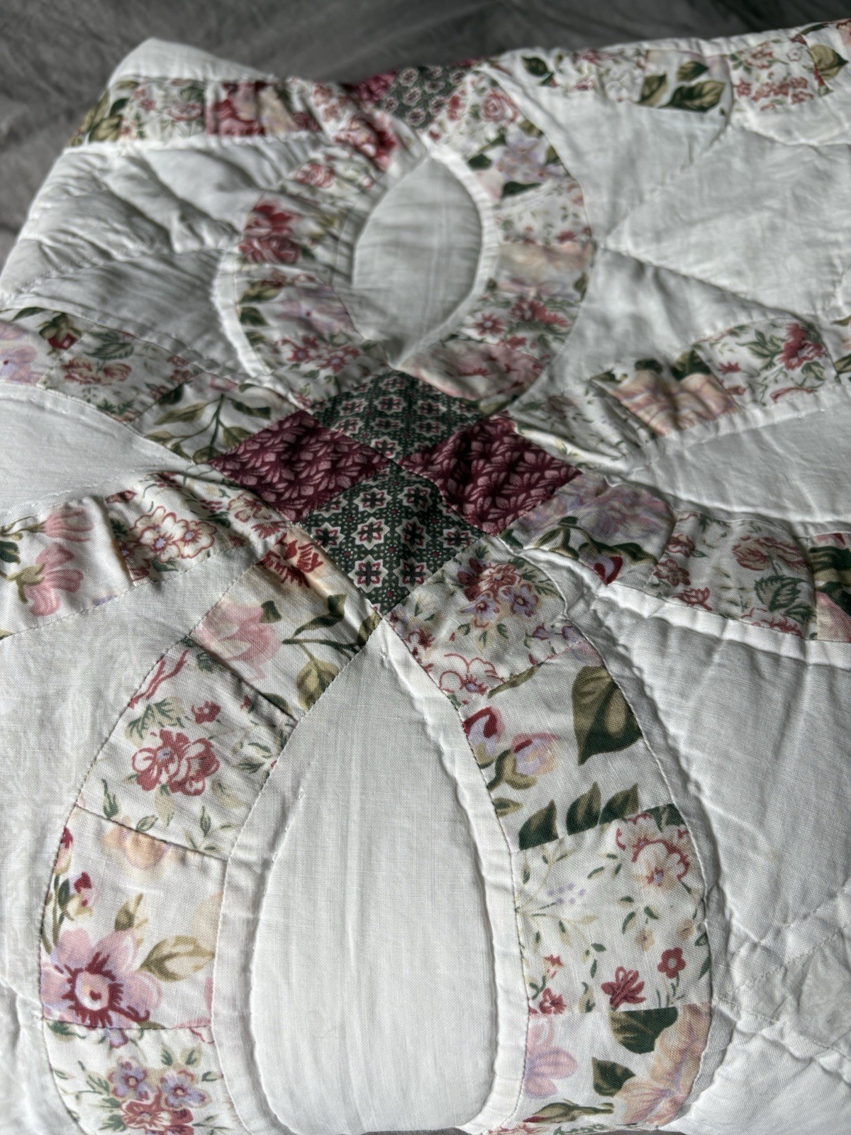 Quilted Patchwork Double Wedding Ring Quilt Machine 84” X 82” Scalloped 1990’s