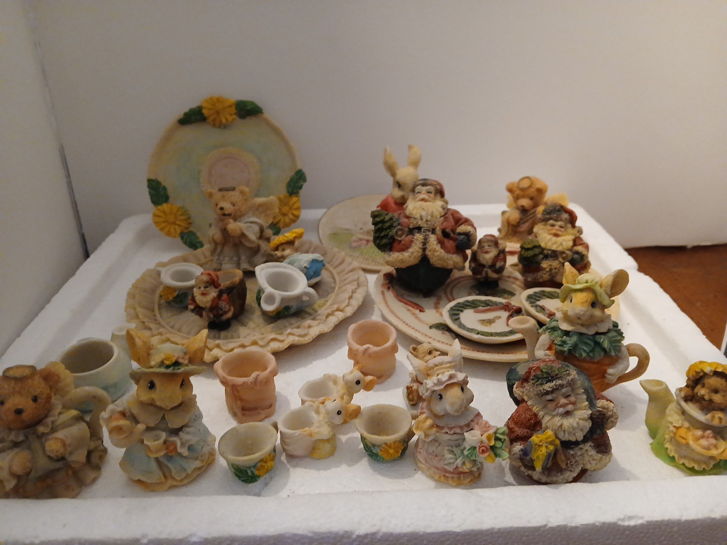 30 miniature figurine for all occasions ,4 plates
