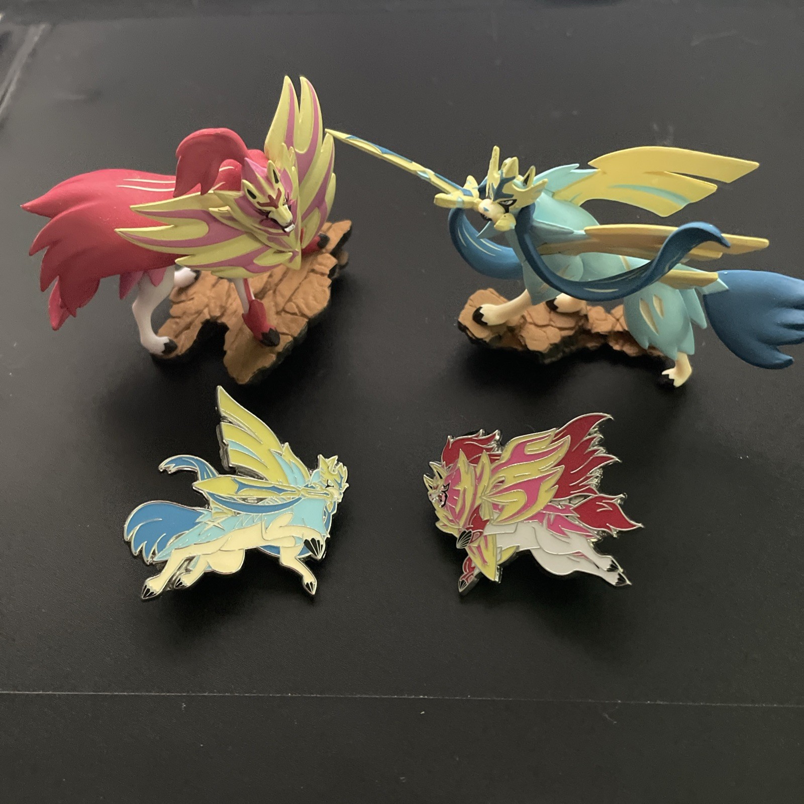 Pokémon Crown Zenith Shiny Zacian and Zamazenta Figure/Pin Set Official Company