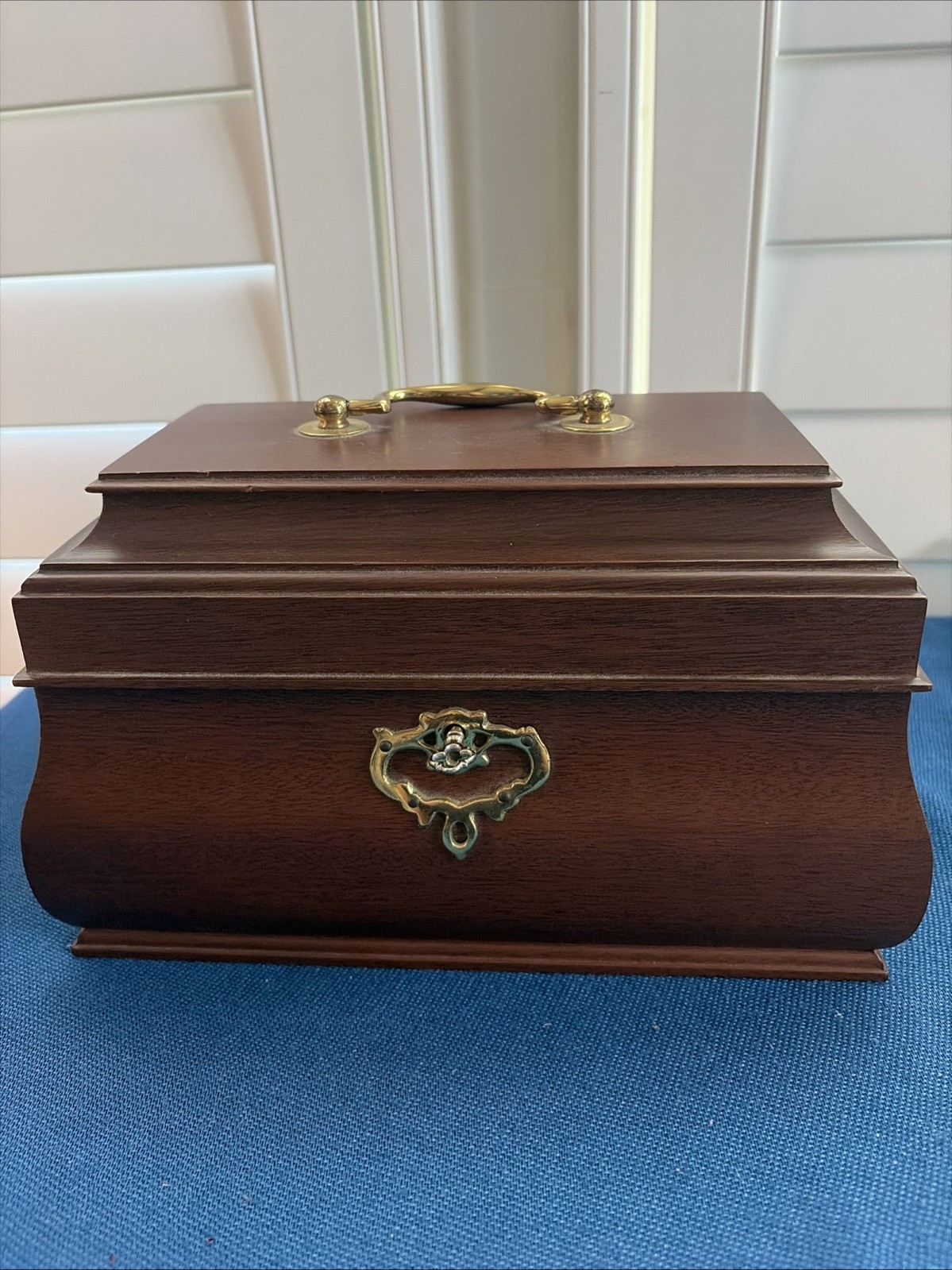 Colonial Williamsburg Restoration Mahogany & Brass Tea Caddy W/ Key Signed