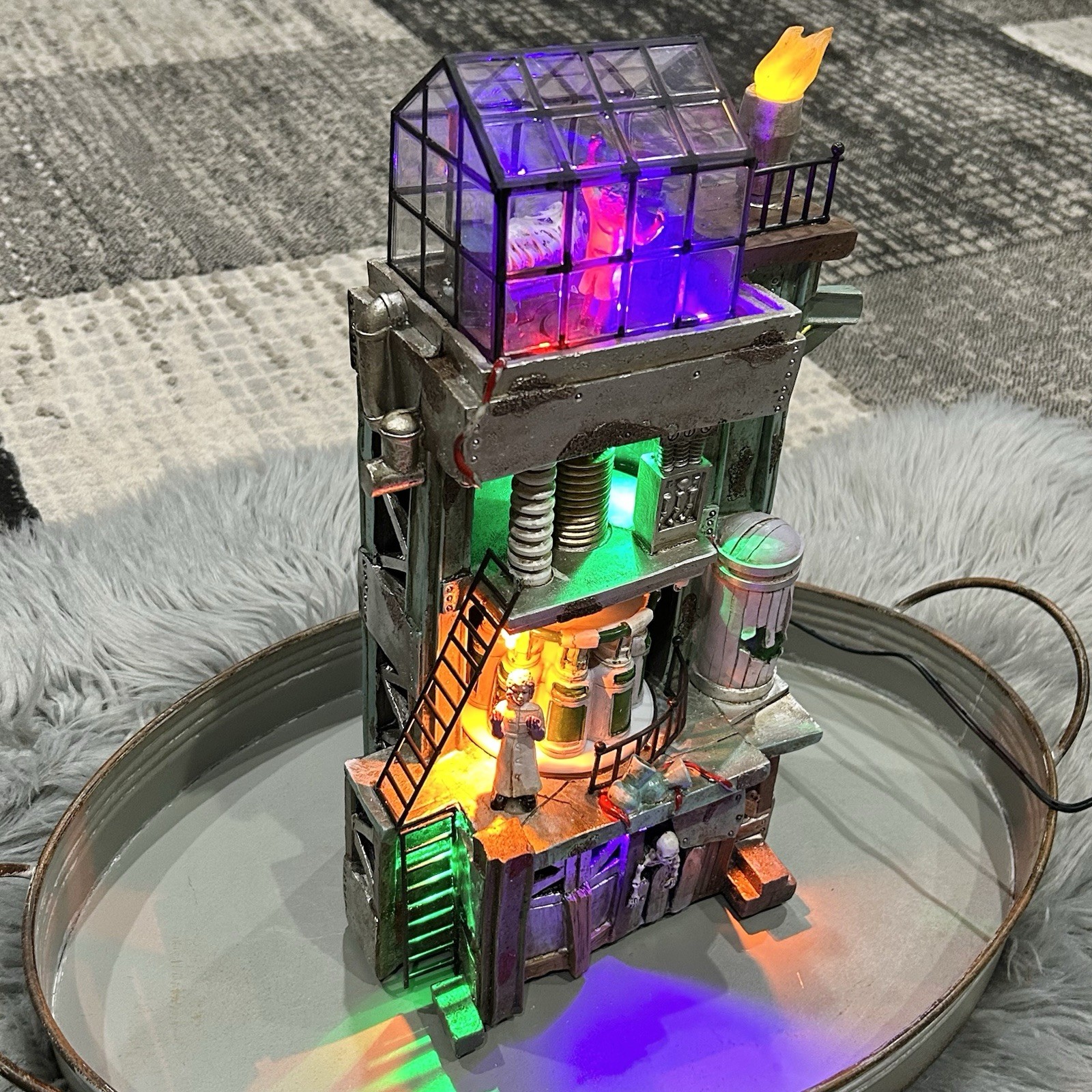 FG Square “Mad Scientist Lab” Animated, LED & Sound – Halloween Village Scene
