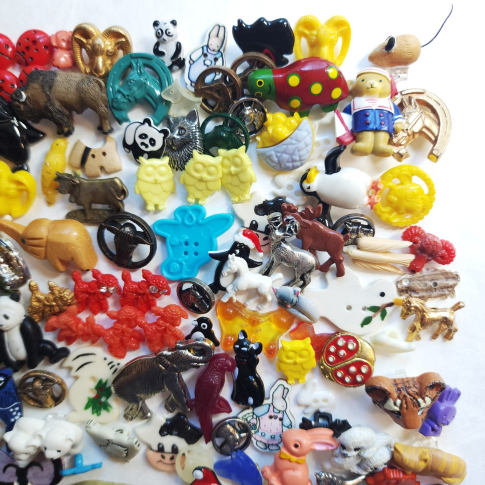 144 Vtg Realistic Novelty Buttons Plastic Metal Wood Goofies Birds Animals Bugs