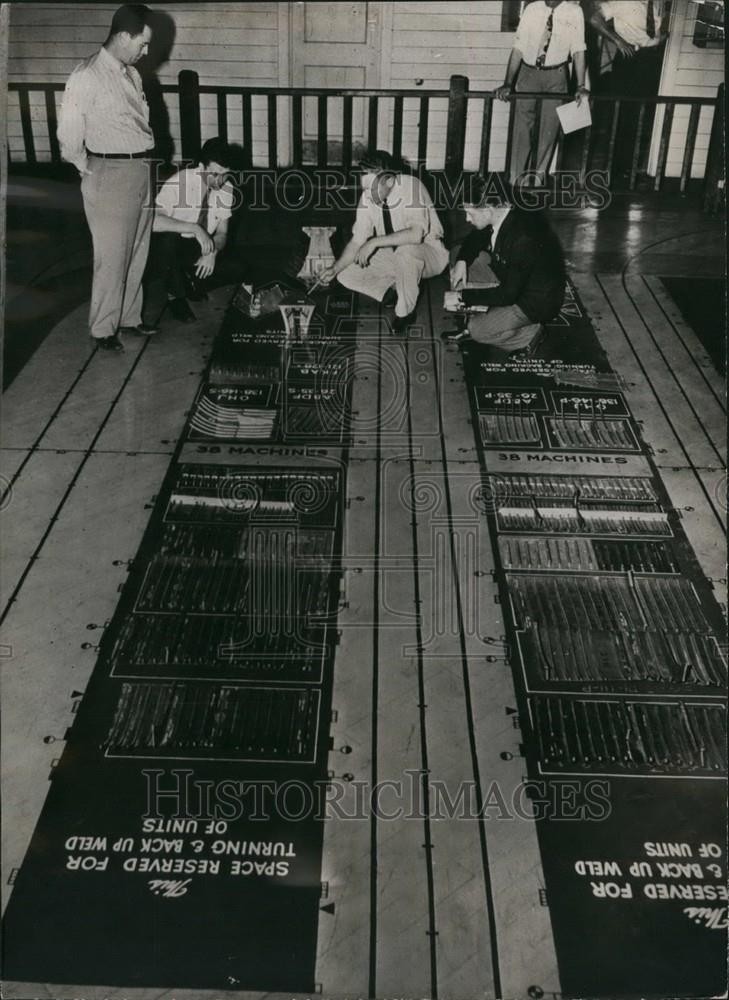 Press Photo Assembly Work/Plastic Patterns/Diagrams/Models – KSB40679