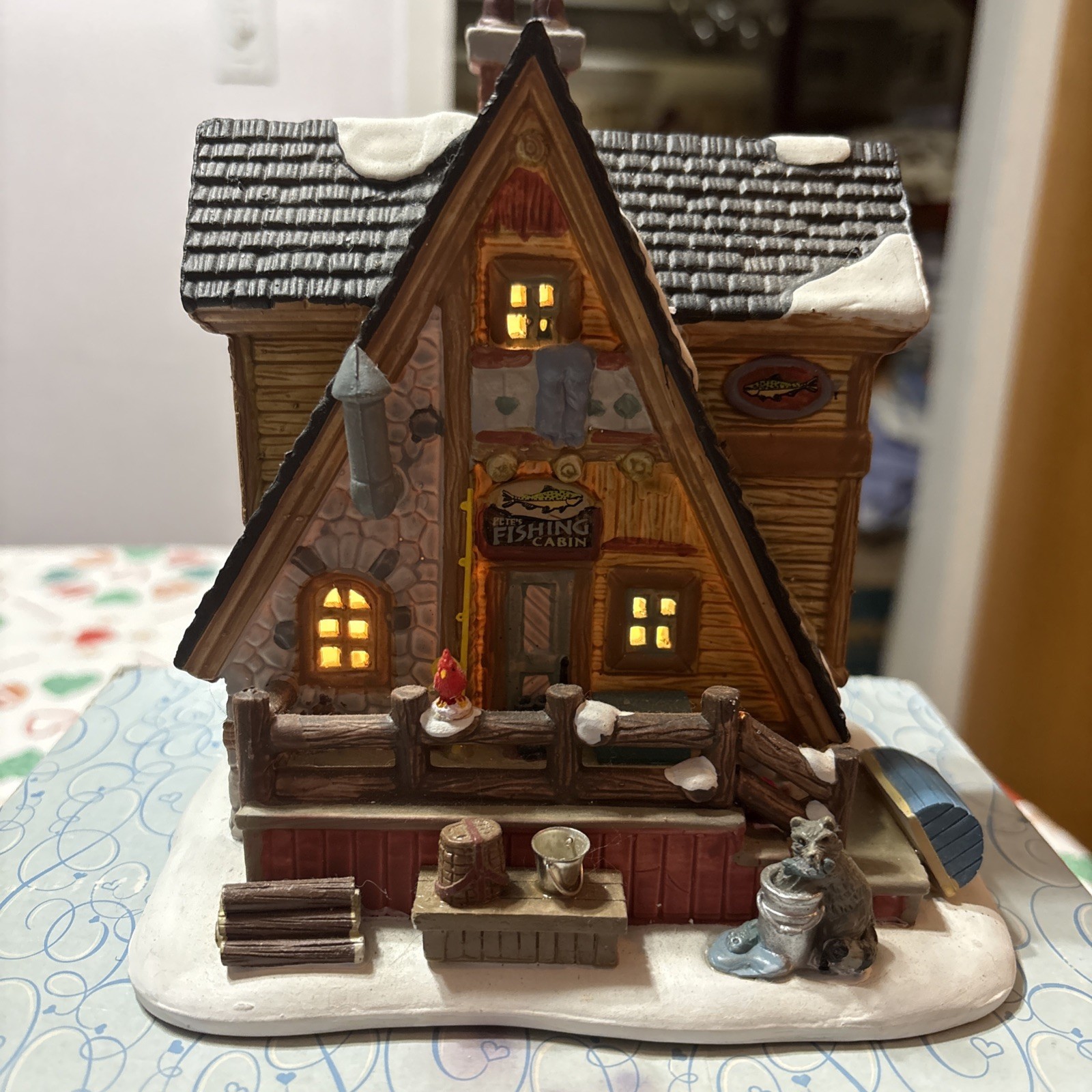 Lemax 2018 Pete’s Fishing Cabin Vail Village #85321 Porcelain Lighted House New