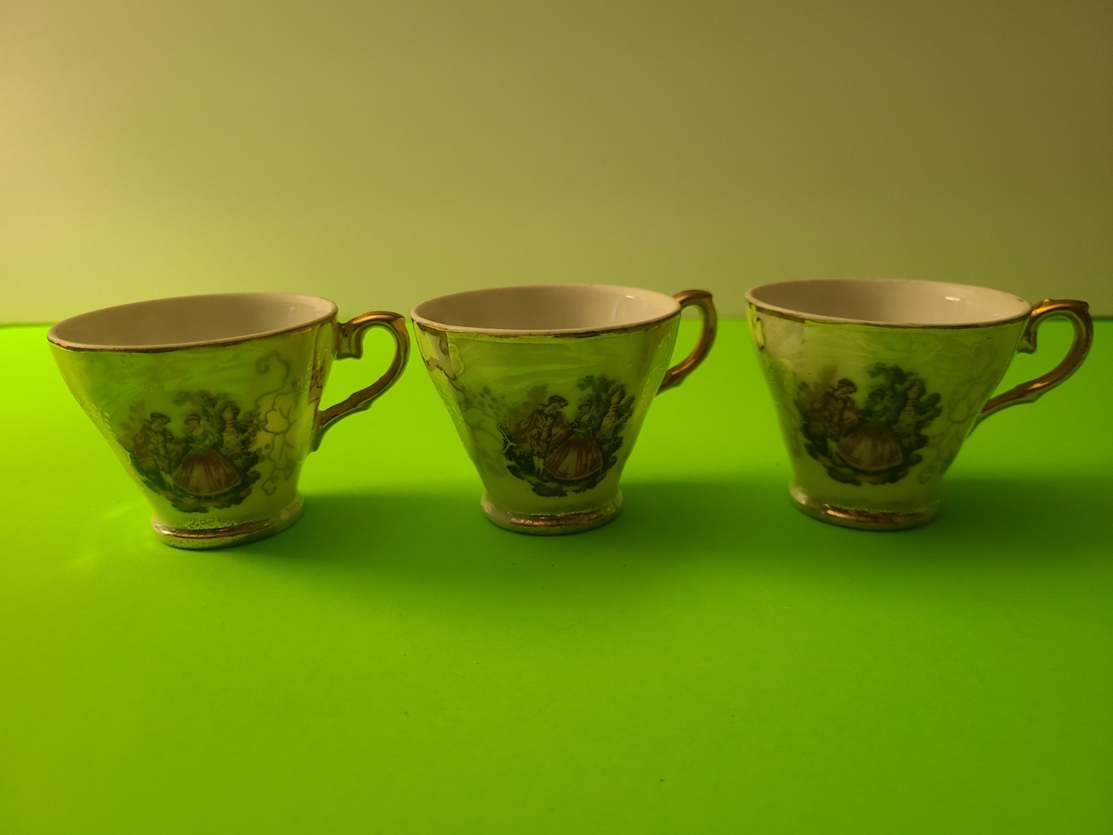 Set 3 Cups Japan between 1920 and 1949 romantic pattern with gold-trimmed edge
