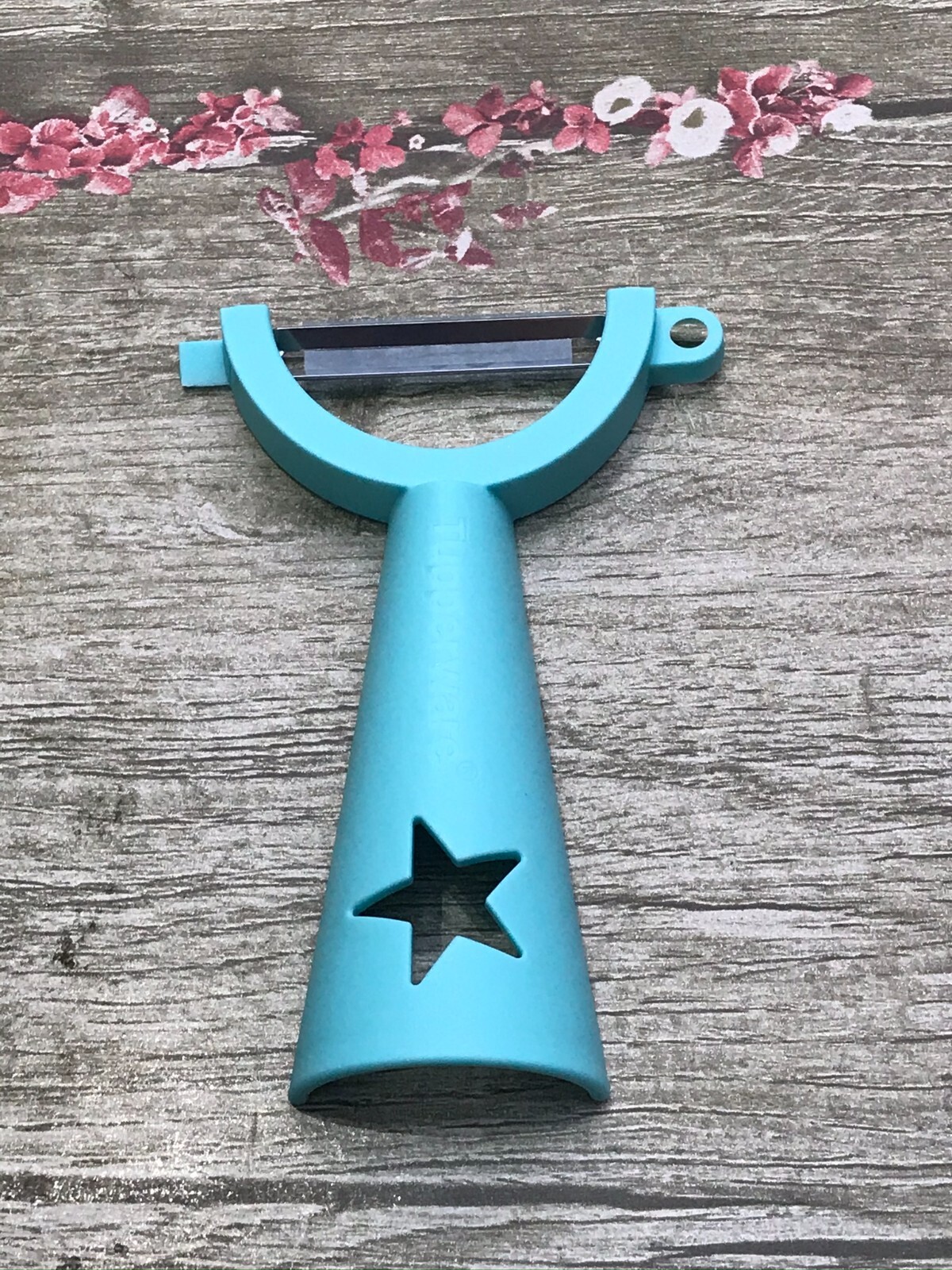 Tupperware – Vegetable Peeler – Aqua -very easy, useful and stylish