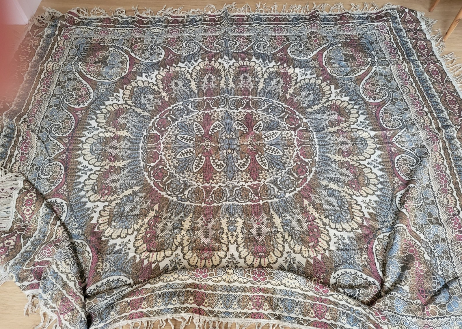 Vintage Damask Woven Throw 84 x 64 Inch Knotted Fringe to Edge