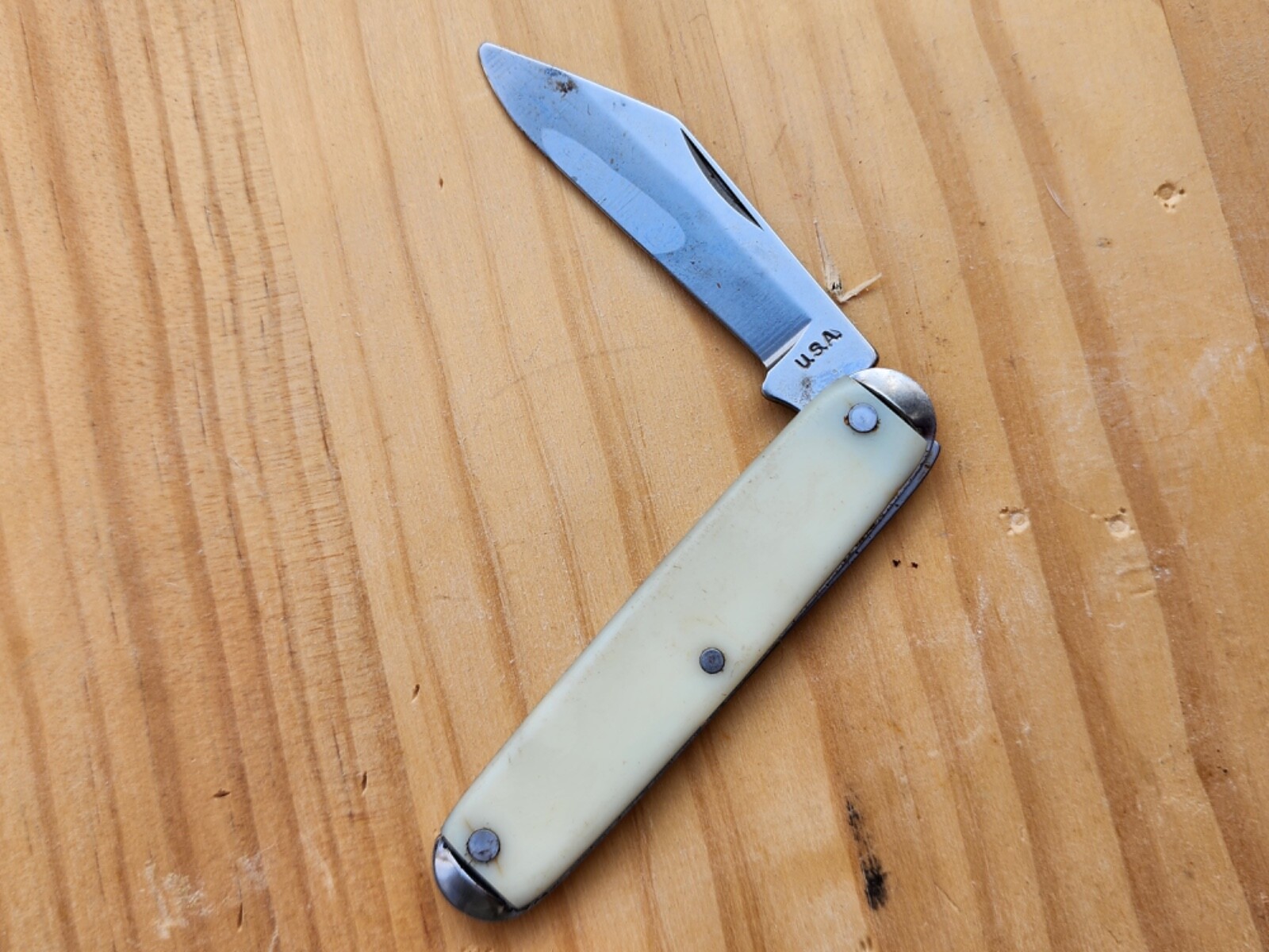 Vintage USA Made White handle Pocket Knife Single Unsharpened Blade 3-3/8″