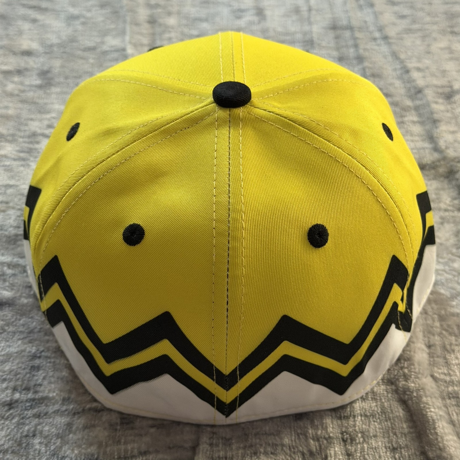 Headgear Classics Peanuts Snoopy Zigzag Fitted Hat Cap Size 6 7/8 Yellow White