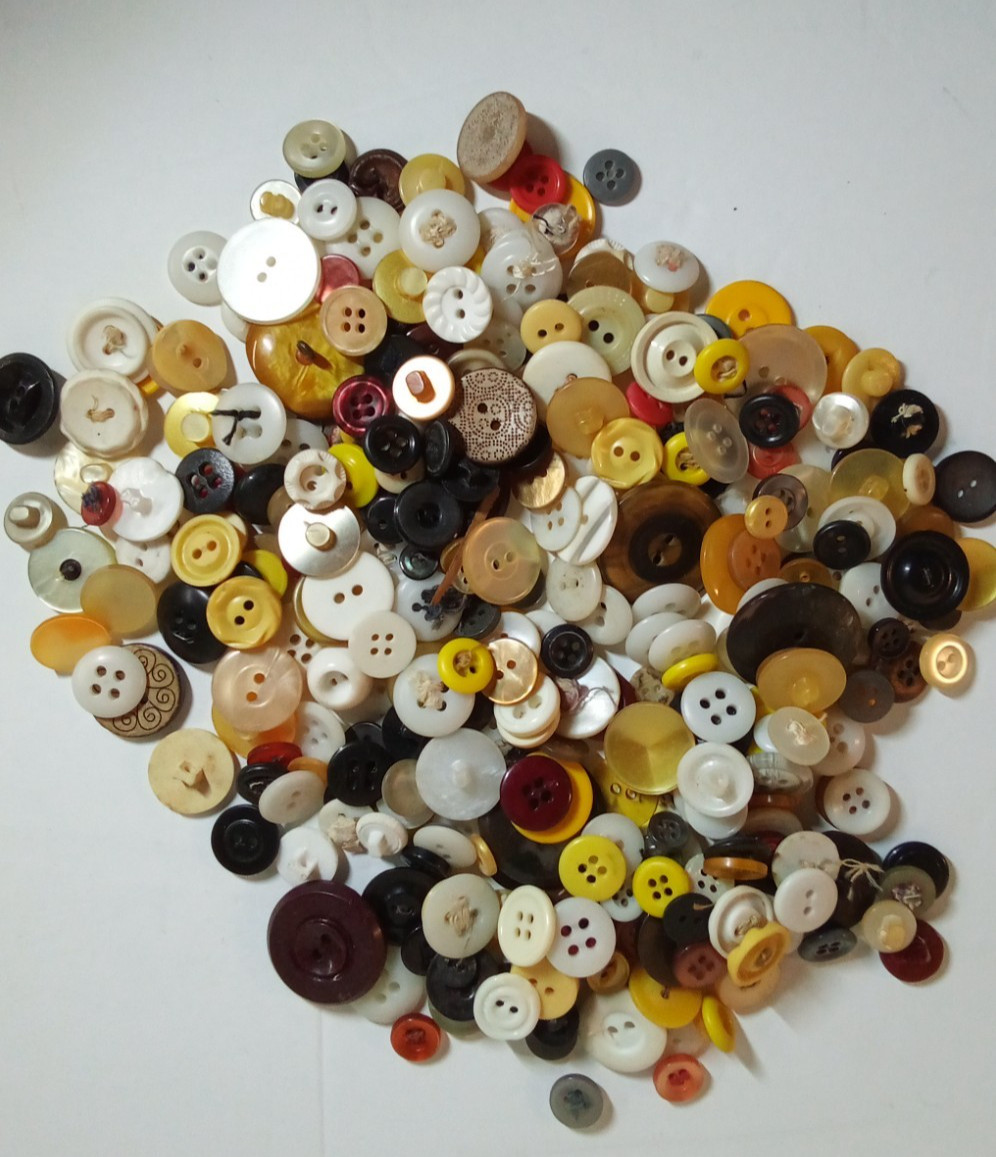 Vintage And Mixed Buttons 7 Ounces