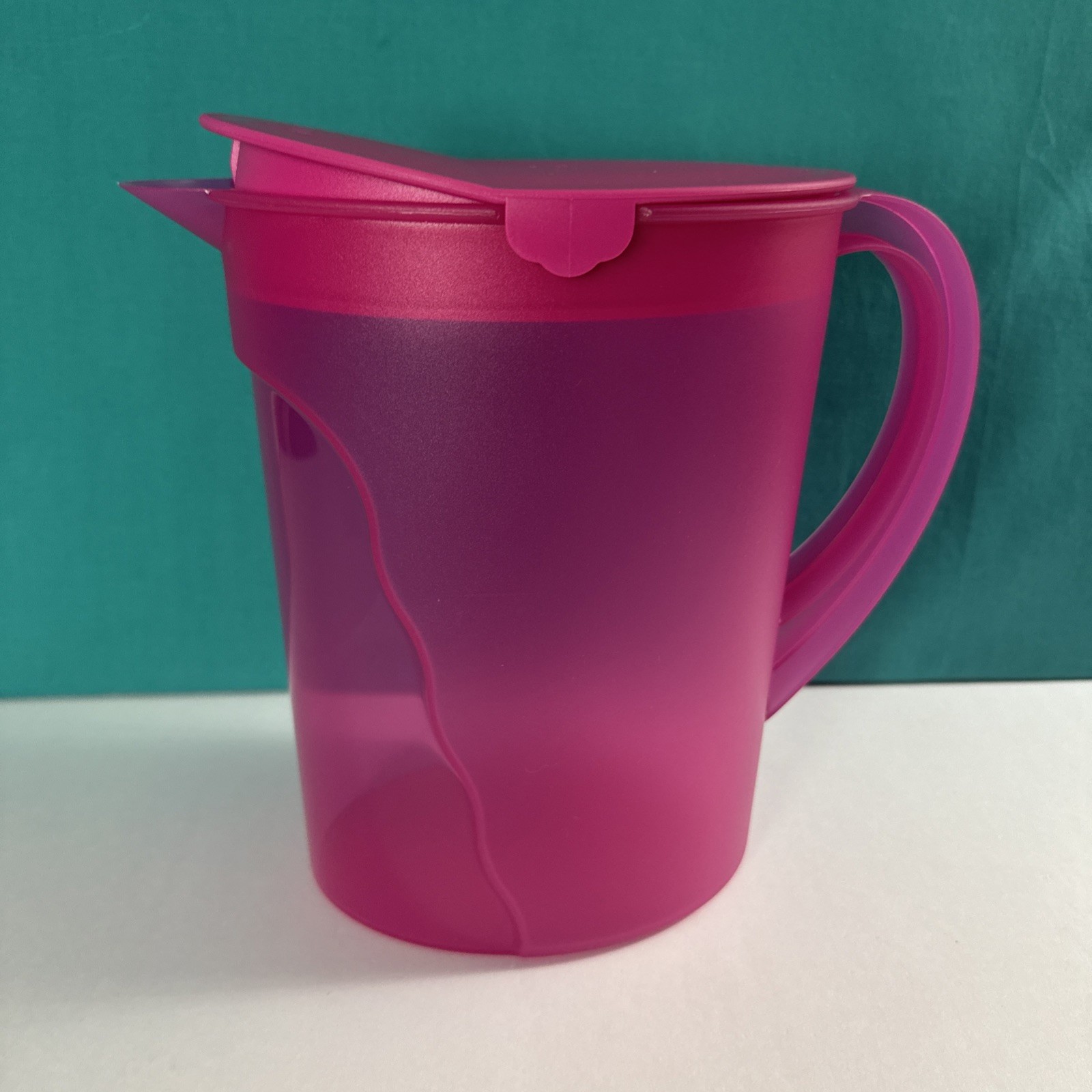 Tupperware Impressions Rocker Top 1gal Pitcher Magenta Pink New 1 Gal