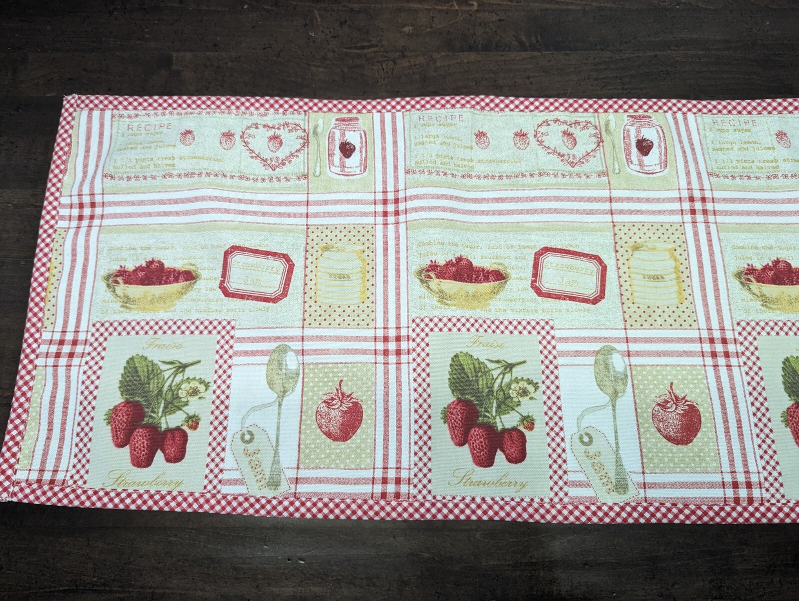 45.5″x12.25″ Lined TABLE RUNNER w/”STRAWBERRIES” Print/RED Gingham Borders NEW