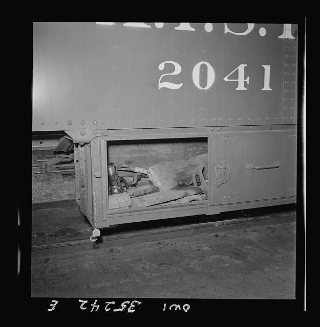 Photo:Clovis New Mexico 1943 AT&SF Railroad Caboose Tool Compartment Jack