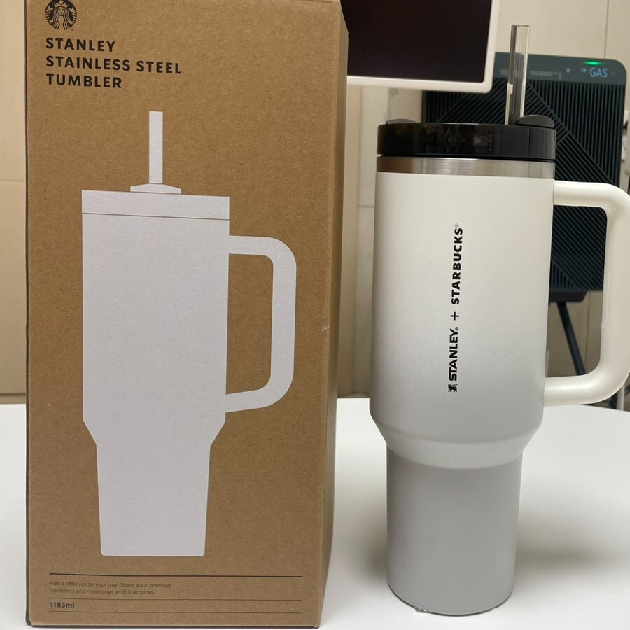 STARBUCKS Korea 2024 White Stanley Quencher Handle Tumbler 40oz (1183ml) Limited
