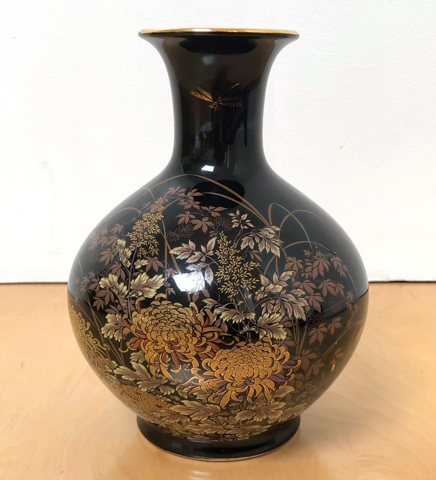 Japanese Shibata Tenmoku-Kiku Porcelain Vase w/ Flowers & Dragonfiles, 8″ Tall