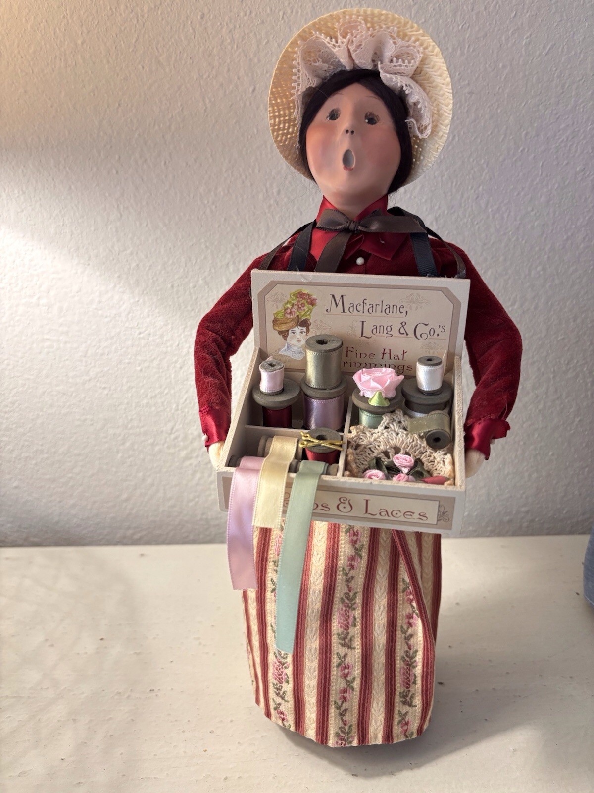 Byers Choice Carolers 2007 Cries Of London Lady Vendor with Ribbons & Lace