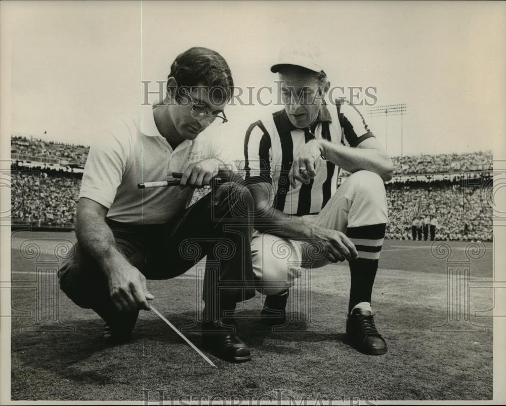 1973 Press Photo Robbie Adams & Glover Klermer measure temperature of field