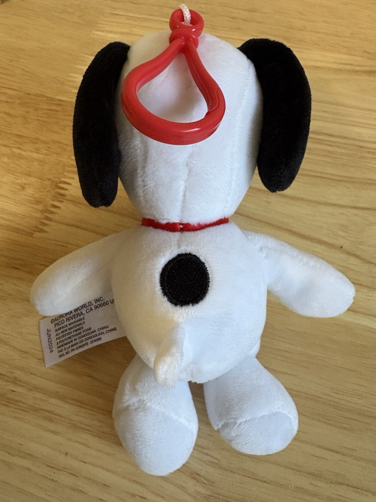 Peanuts Snoopy Combo : Small Stuffed Animal & 4 Snoopy Brooch Metal Pin