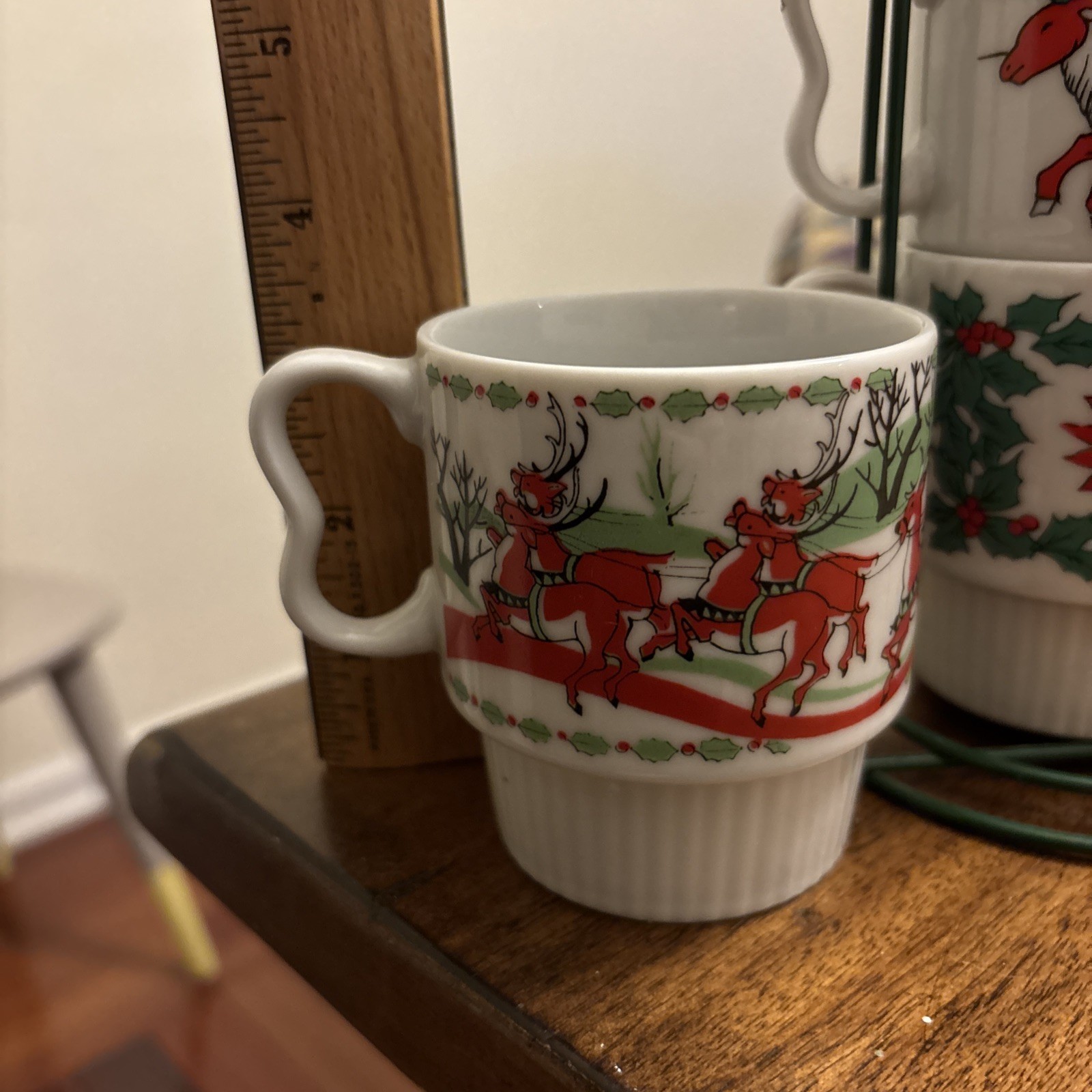 Vtg Stackable, Retro Christmas Holiday 4 Mug Set with Wire Caddy Rack Japan