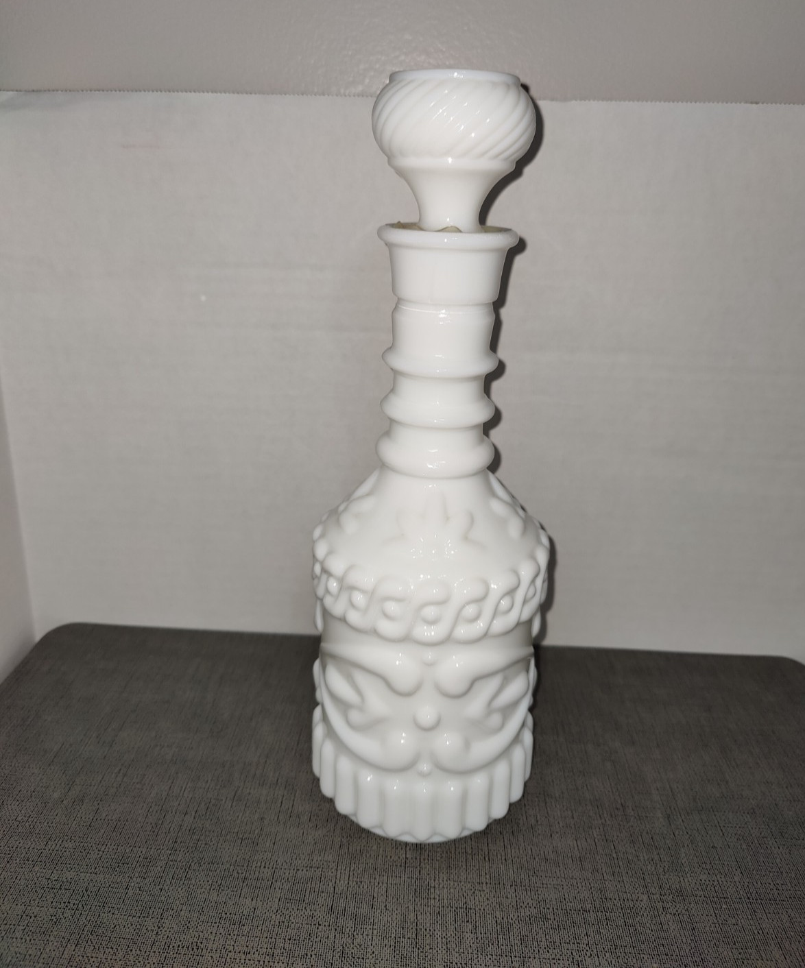 Vintage Jim Beam Collectible White Milk Glass Decanter w/Lid Good Condition Read
