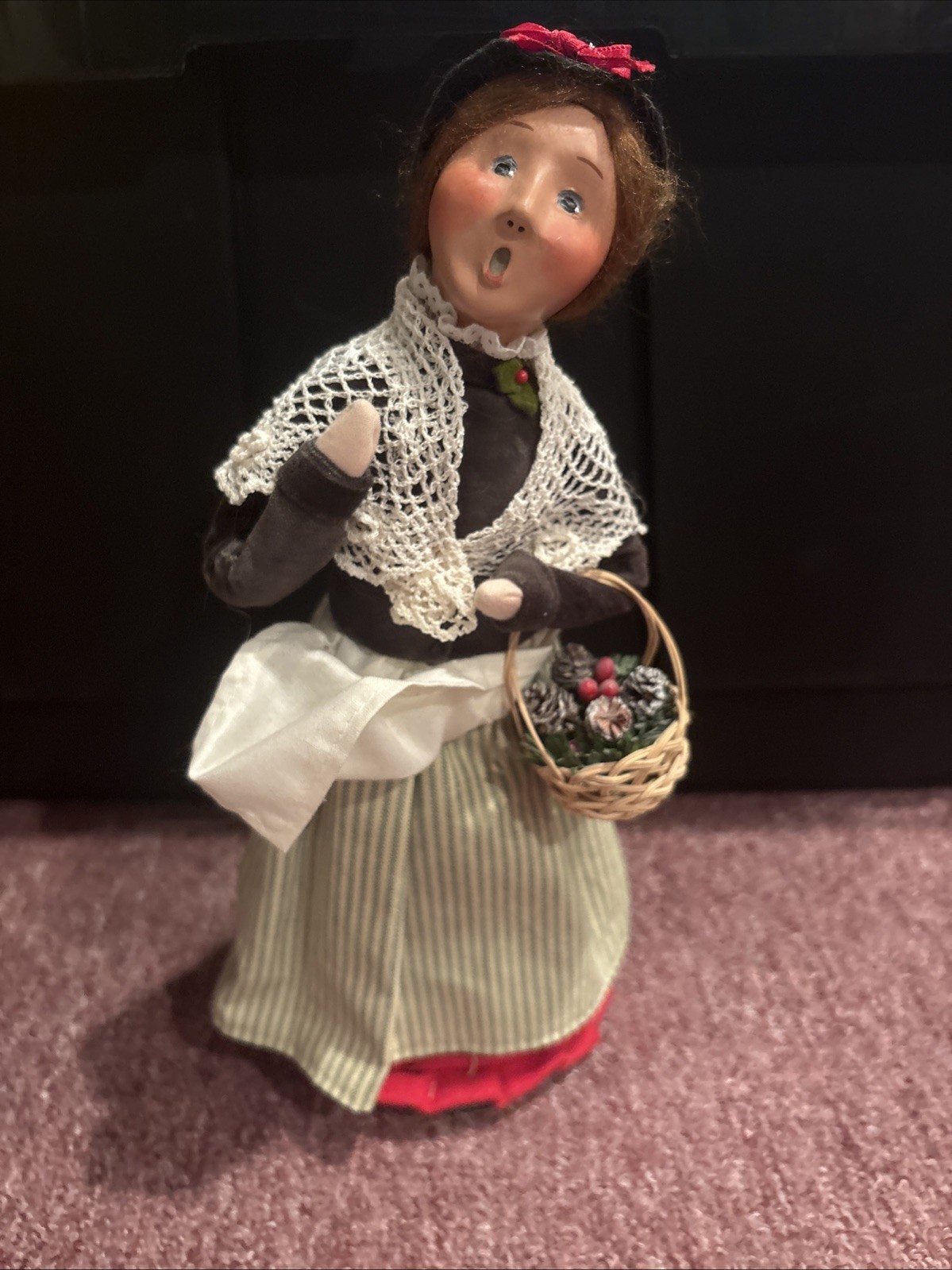 Byers Choice Christmas 2009 Woman With Pinecones In A Basket Caroler
