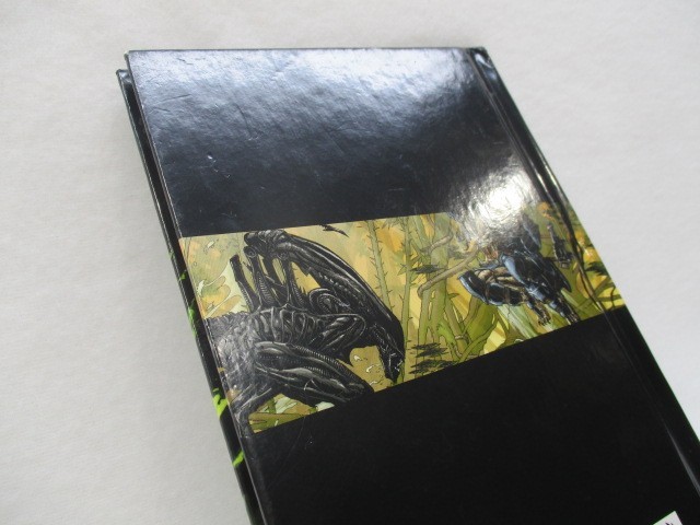 Alien vs. Predator AVP Special Collector’s Edition Book Graphic Comic Darkhorse