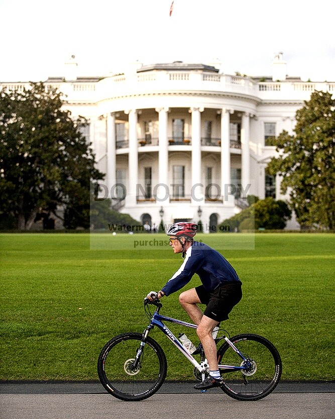 GEORGE W. BUSH RIDES BIKE ON SOUTH LAWN OF THE WHITE HOUSE – 8X10 PHOTO (BB-912)