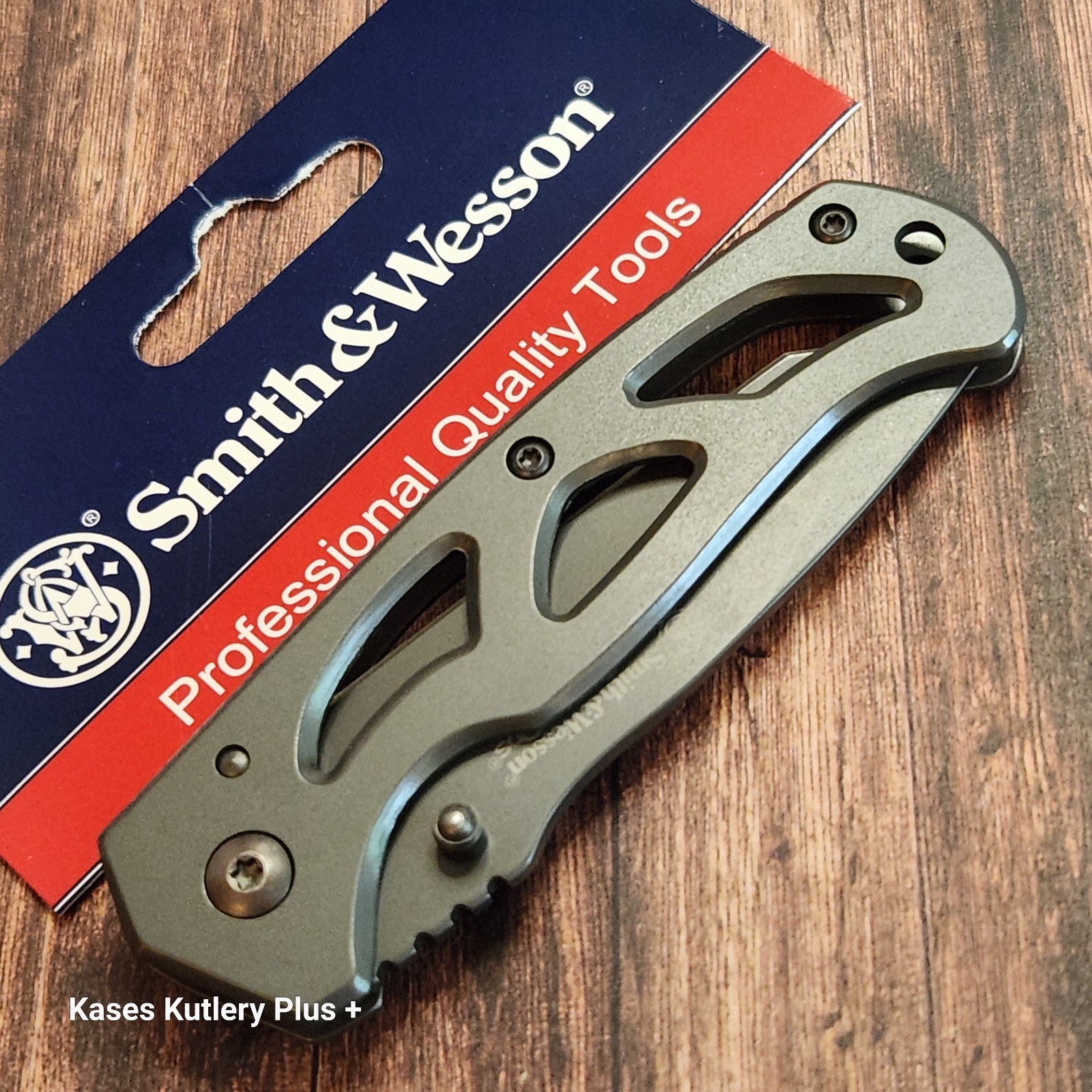 Smith & Wesson Extreme Ops Frame Lock 3.75″ Closed Tanto Blade Pocket Knife
