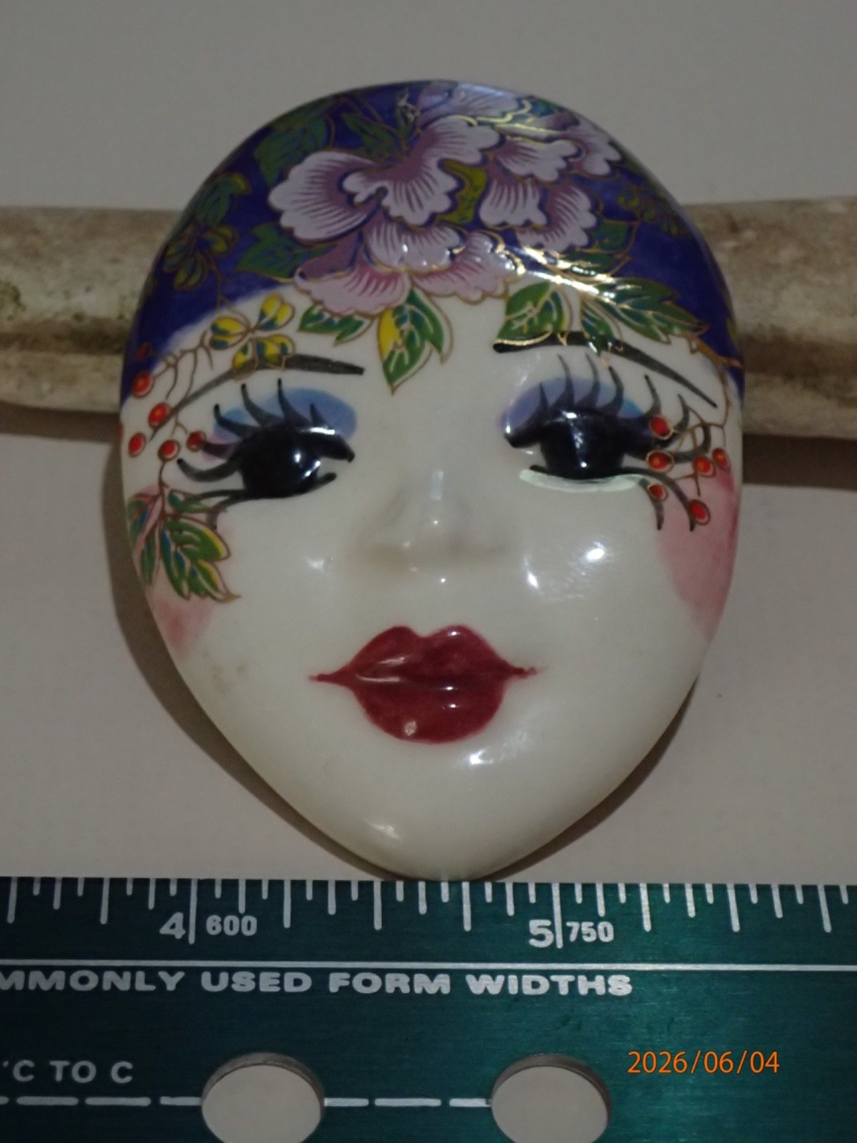 Vintage New Orleans Mardi Gras ceramic pin – Hand painted