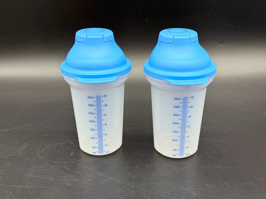 2 Tupperware Quick Shake 15 oz 450ml Smoothie Drink Dressing Shakers Pour Spout