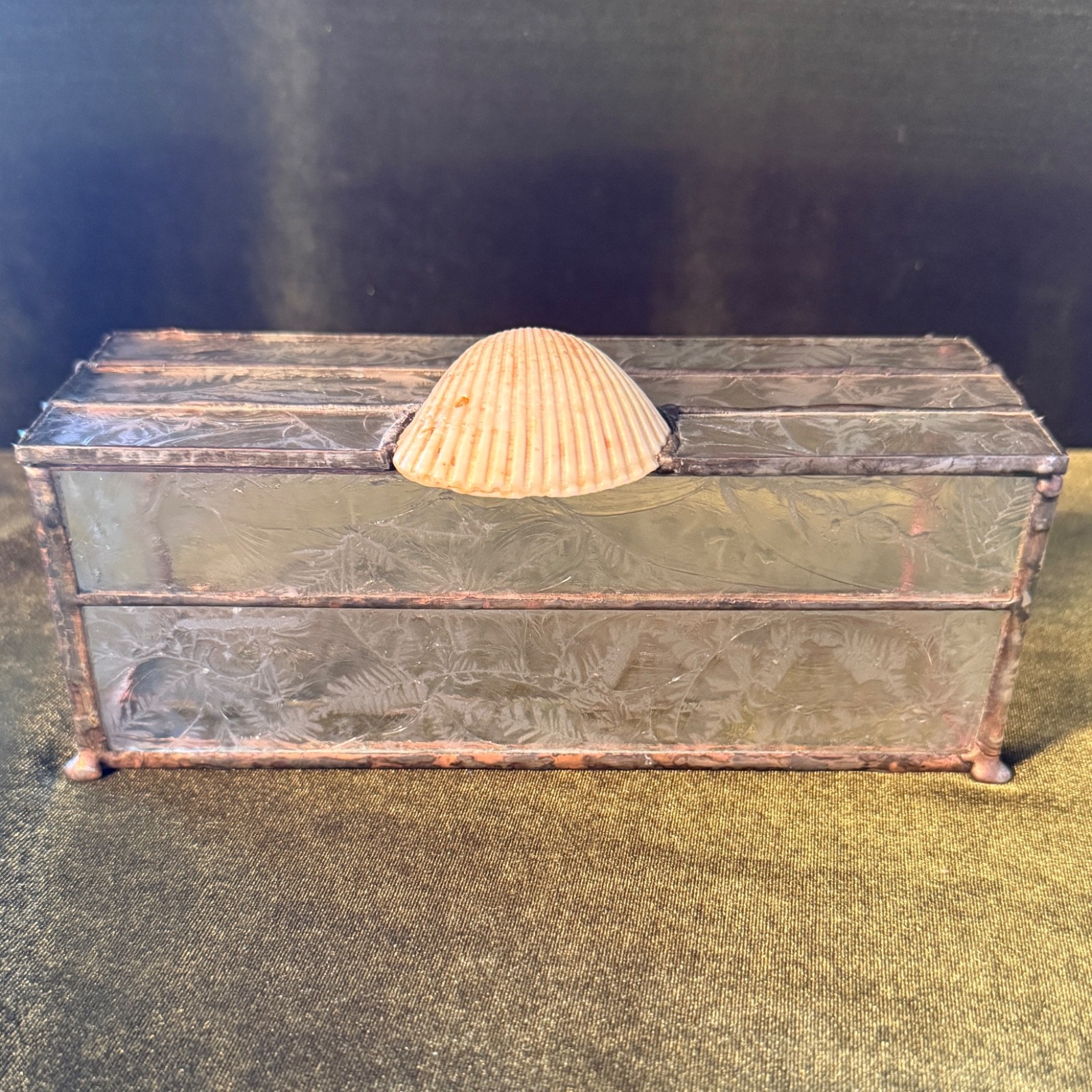 Vintage~~🐇~~Etched Leaded Fused Glass Trinket Box w/Shell~~~7″ x 2 5/8″ x 2.5″