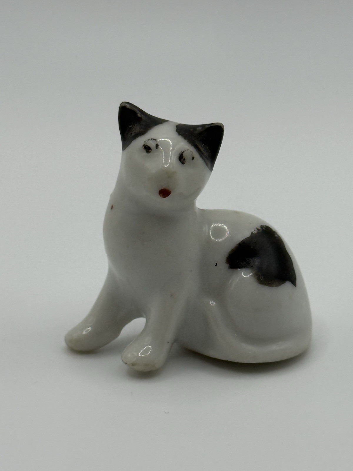 Adorable Vintage Porcelain Miniature Cat Figurine. Approximately 1 Inch Tall. ￼