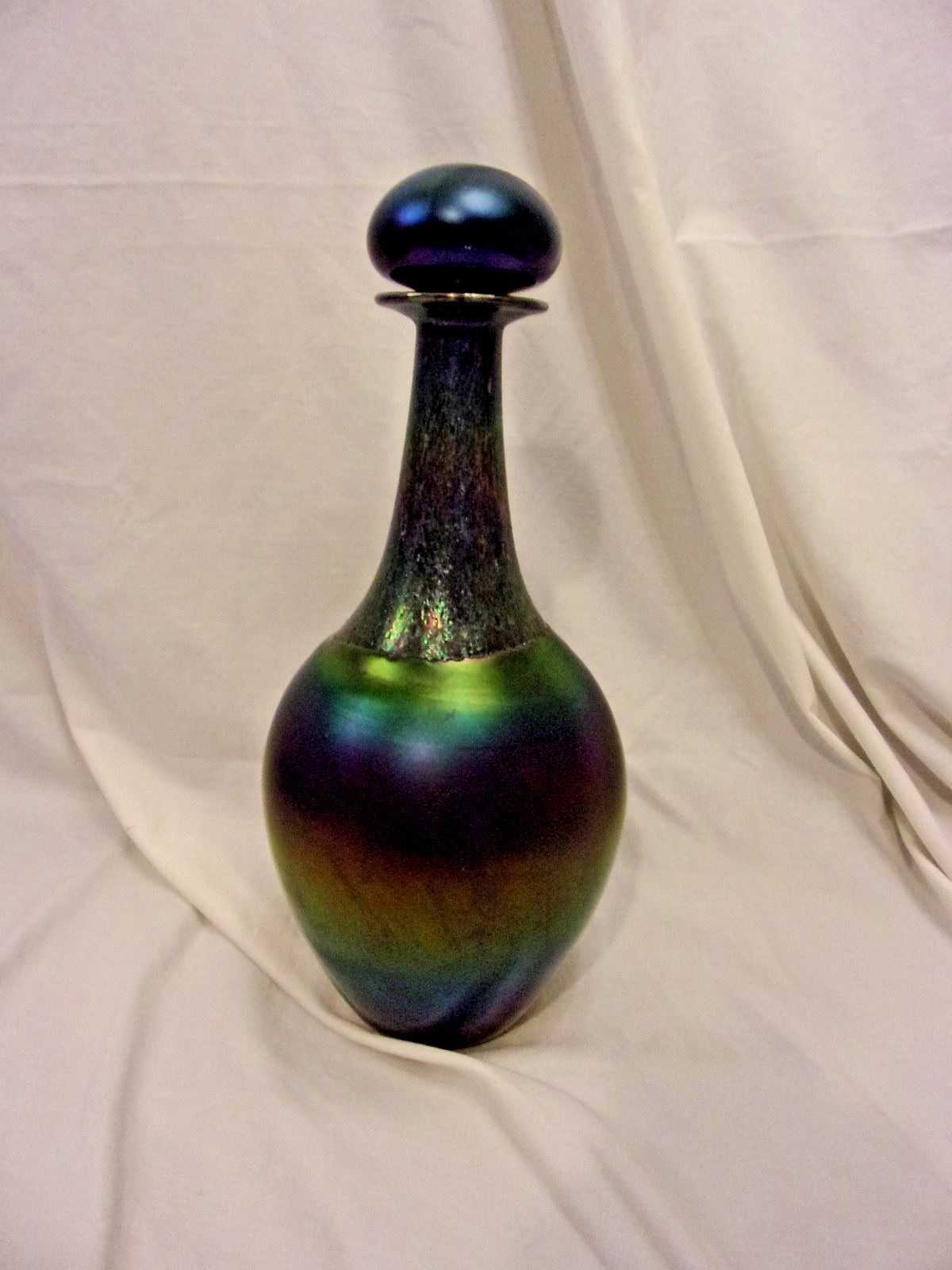 Signed Australia CHUCK & LESLEY SIMPSON Glass Genie Iridescent Peacock Decanter