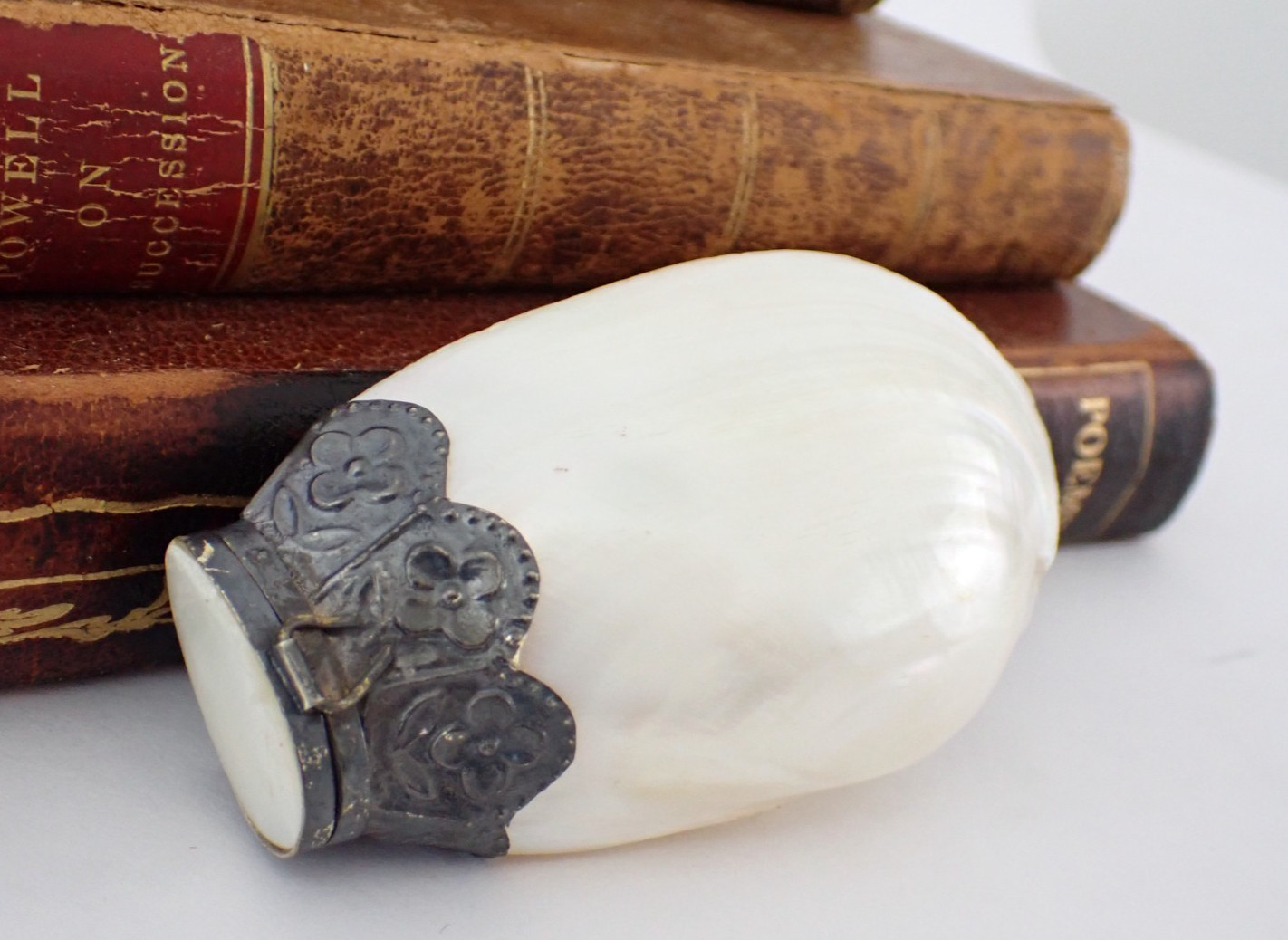 Vintage Shell Snuff Box Mother of Pearl Shells Embossed Flower Collar & Lid