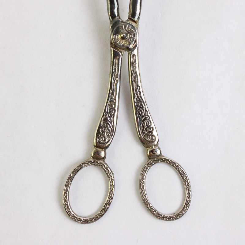 Vintage Ornate Engraved Leaf Pattern Zinc Alloy Silver Plated Salad Tongs 8.75”
