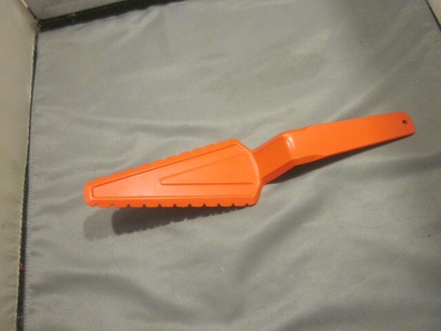 Vintage Tupperware Cut N Serve Pie Cake Server Serrated Orange 10 1/2 In.