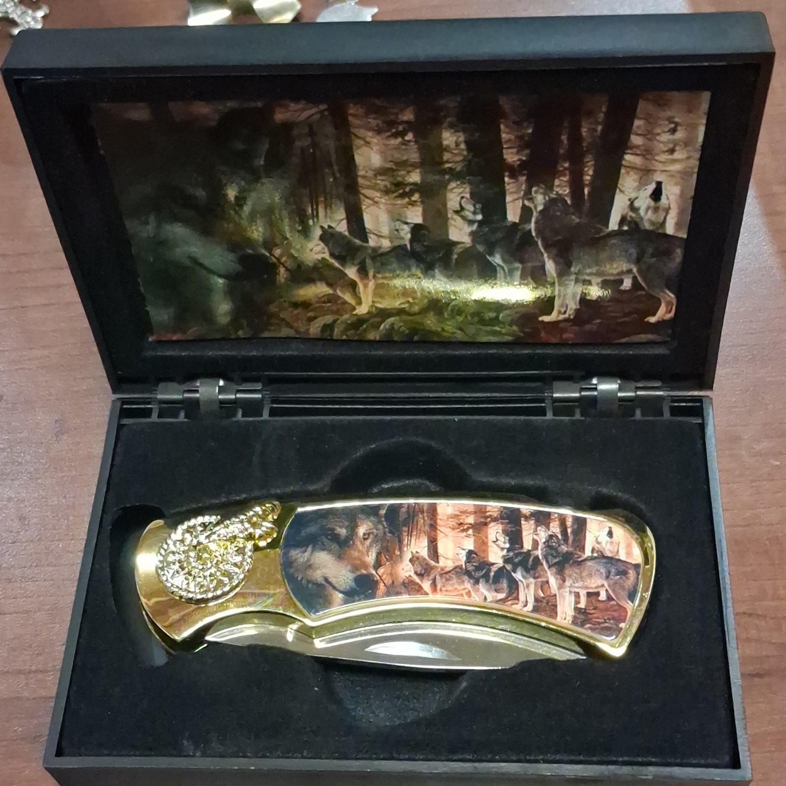 Wolf Scene Gold Folding Pocketknife 1-Blade Plain Edge Clip Point Frame Lock