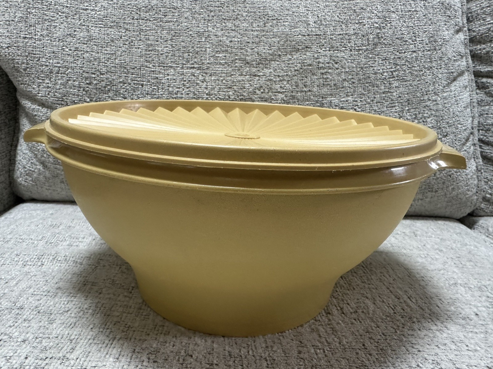 VTG Tupperware Large Salad 17 Cup Bowl Harvest Gold Yellow 880-2