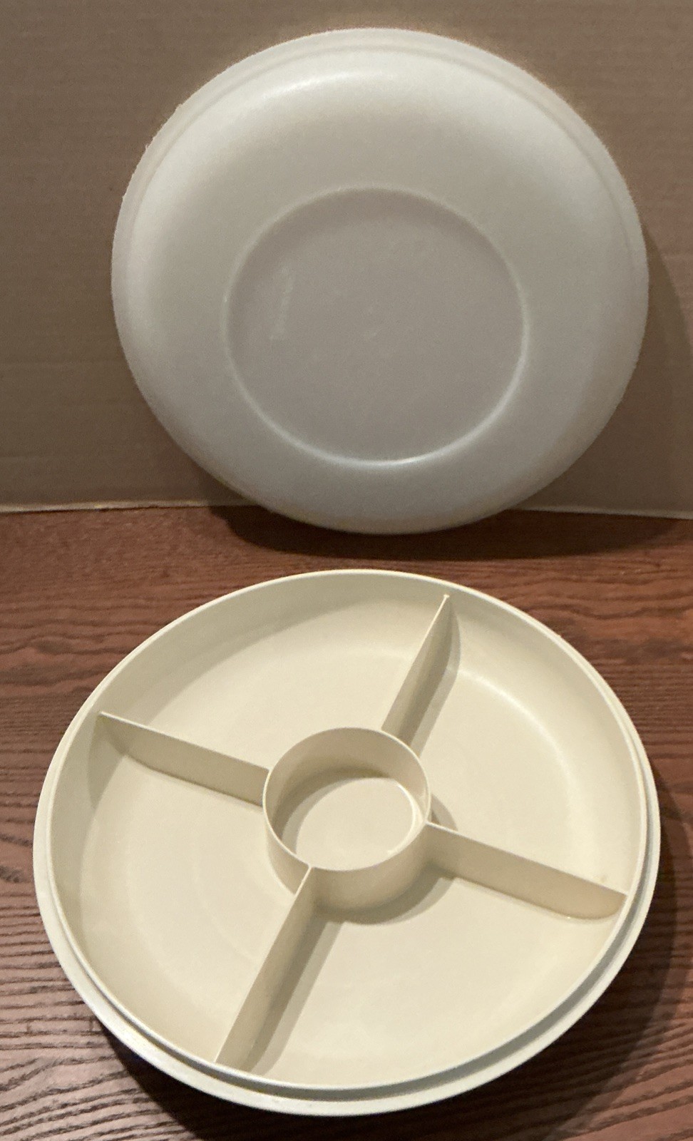 Tupperware 1708-5 Divided Appetizer/Fruit/Veggie/Dip Serving Tray w Lid 1708-6