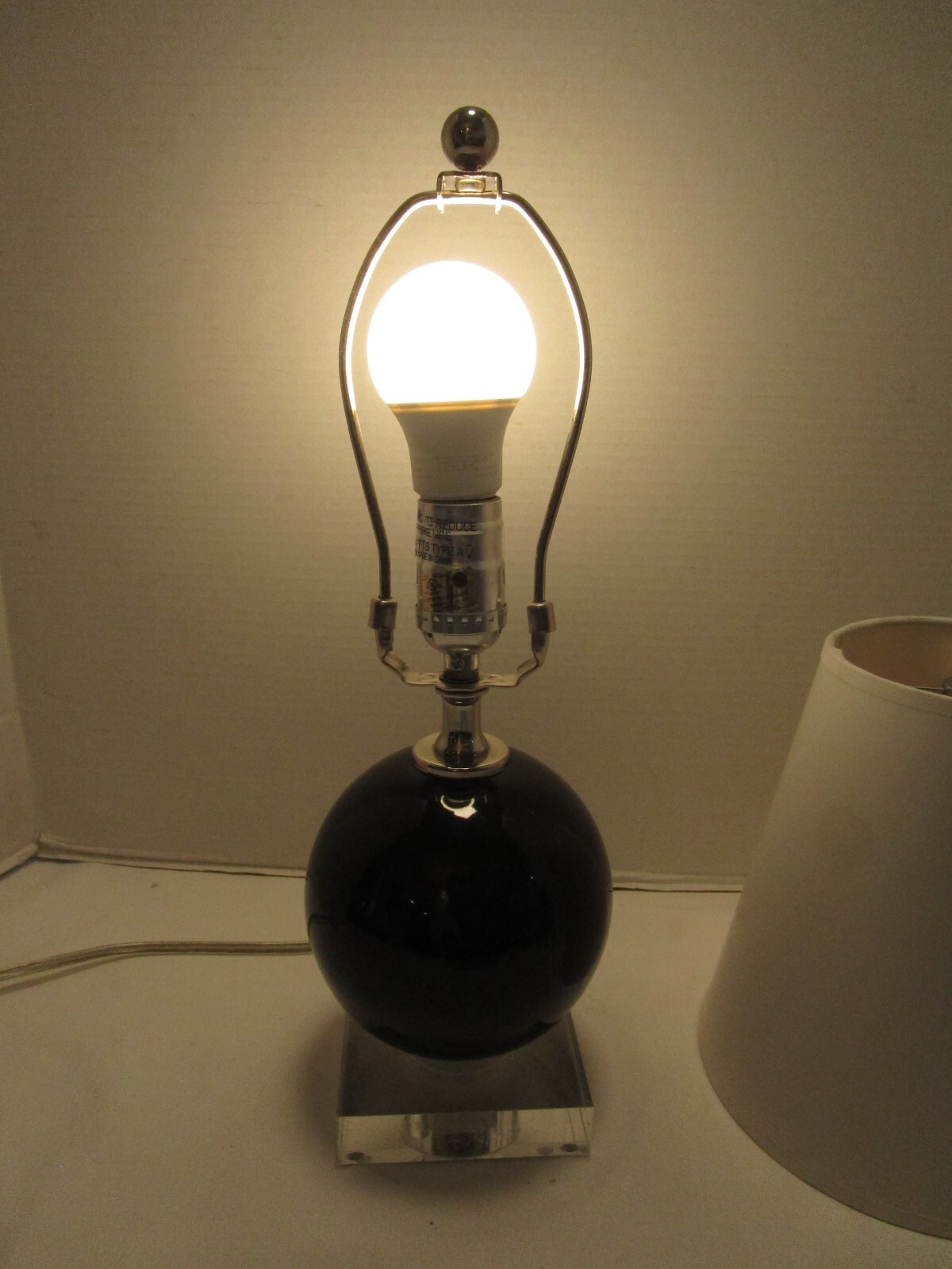 Postmodern Black Ceramic Sphere Table Lamp on Lucite Base w/shade 1980’s 15.5″H