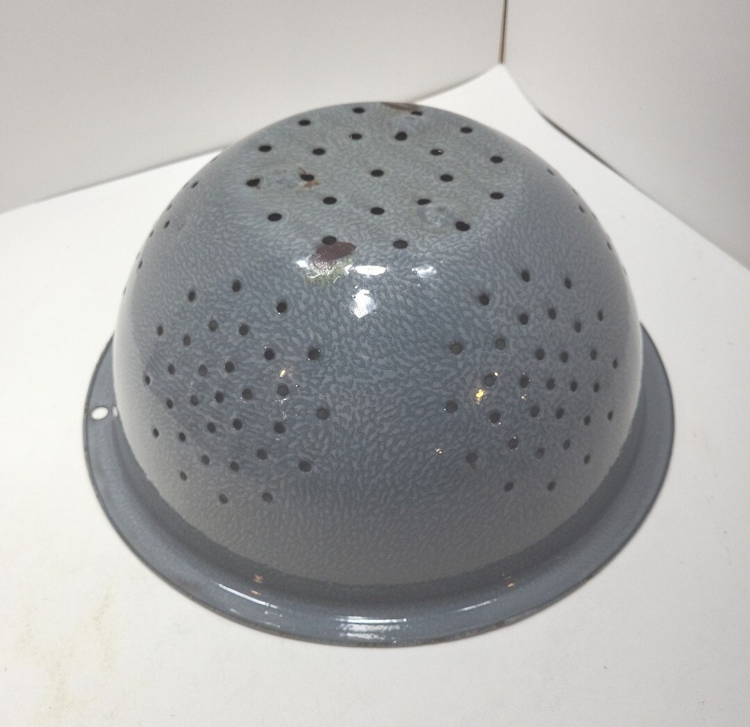 Vintage Enamelware – Granitware Gray Colander 11.125” Dia x 4.75″ Tall