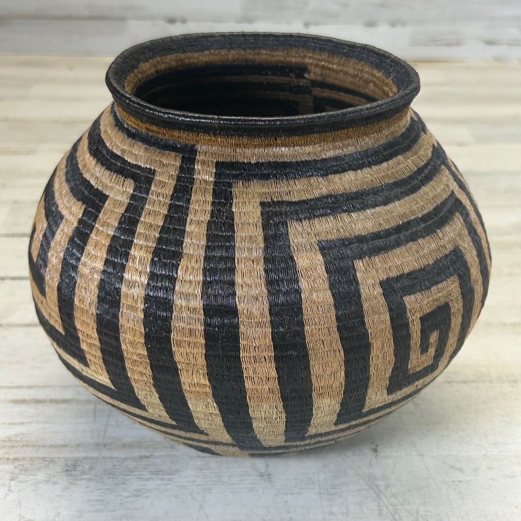 Wounaan Embera Colombia Panama Rainforest Woven Basket Pot Black Geometric