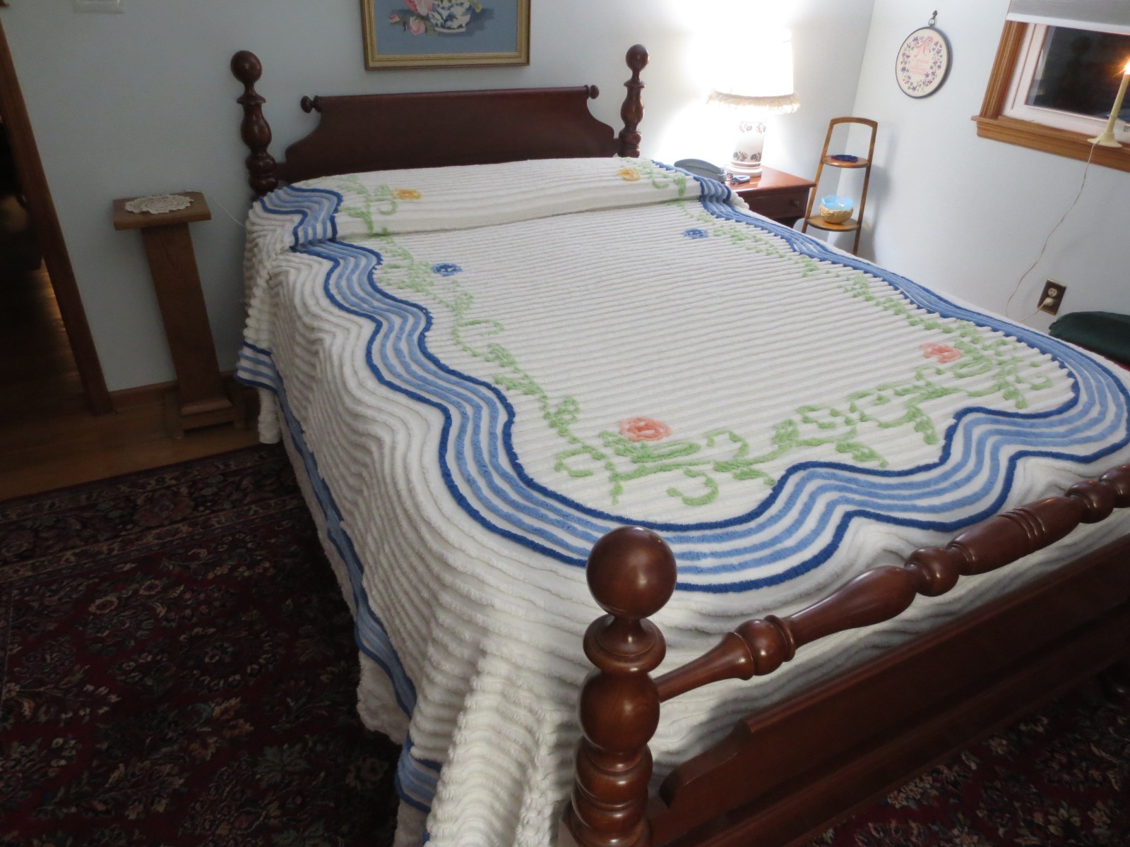 Vintage PLUSH FLORAL Cotton WHITE CHENILLE BEDSPREAD w/BLUE BORDERS–88″ x 104″