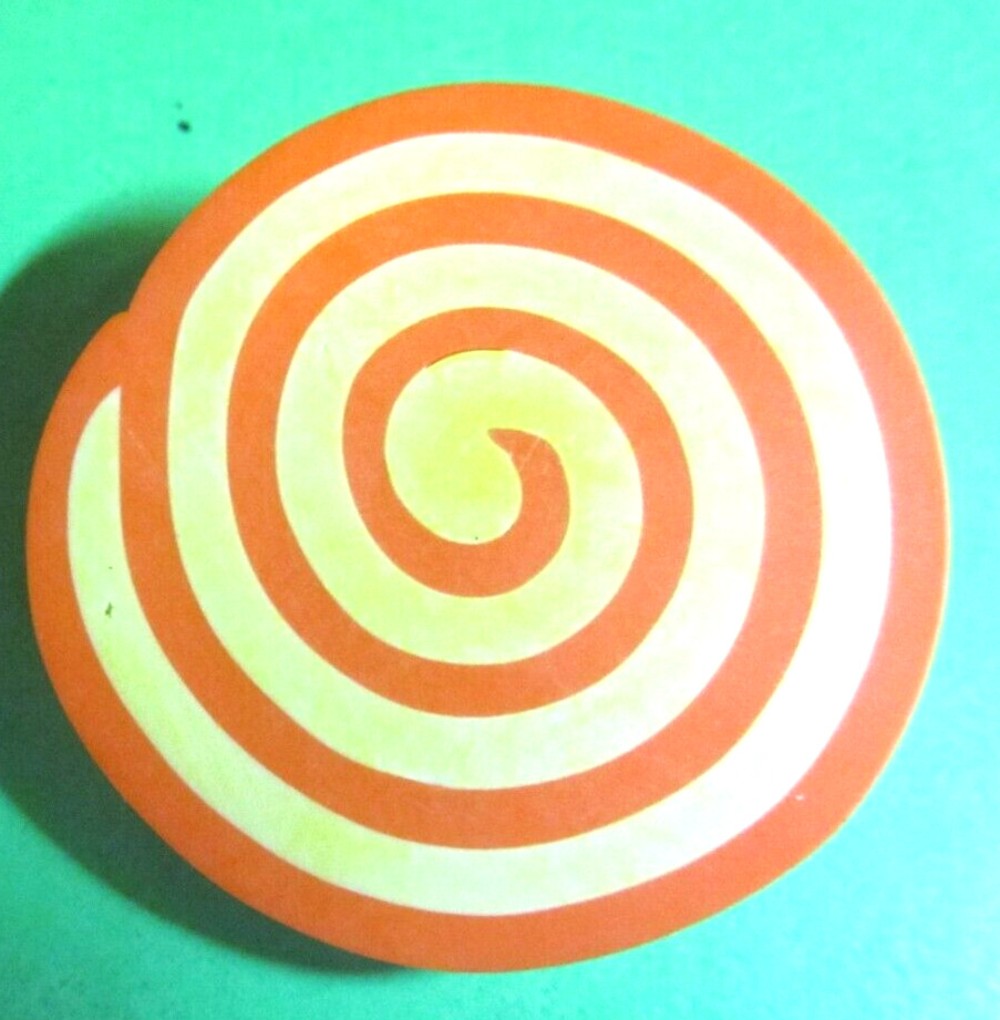 (1) 1&1/2″ ORANGE YELLOW SPIRAL PLASTIC APPLIED SHANK NOVELTY BUTTON-1/18